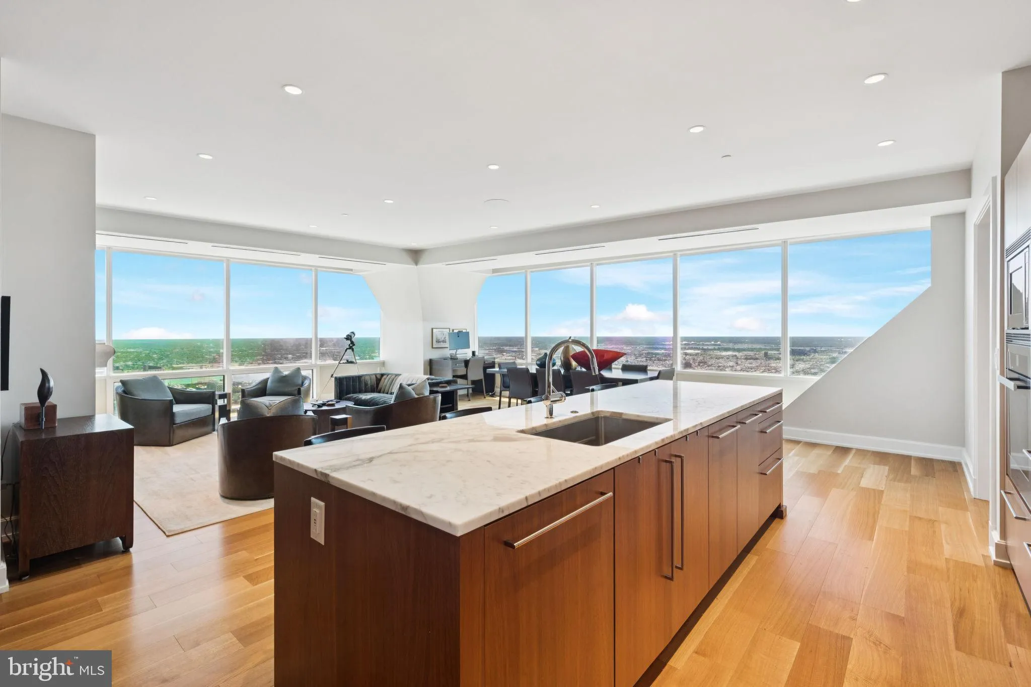 Philadelphia, Pennsylvania 19102, United States, 3 Bedrooms Bedrooms, ,4 BathroomsBathrooms,Residential,Active,206418