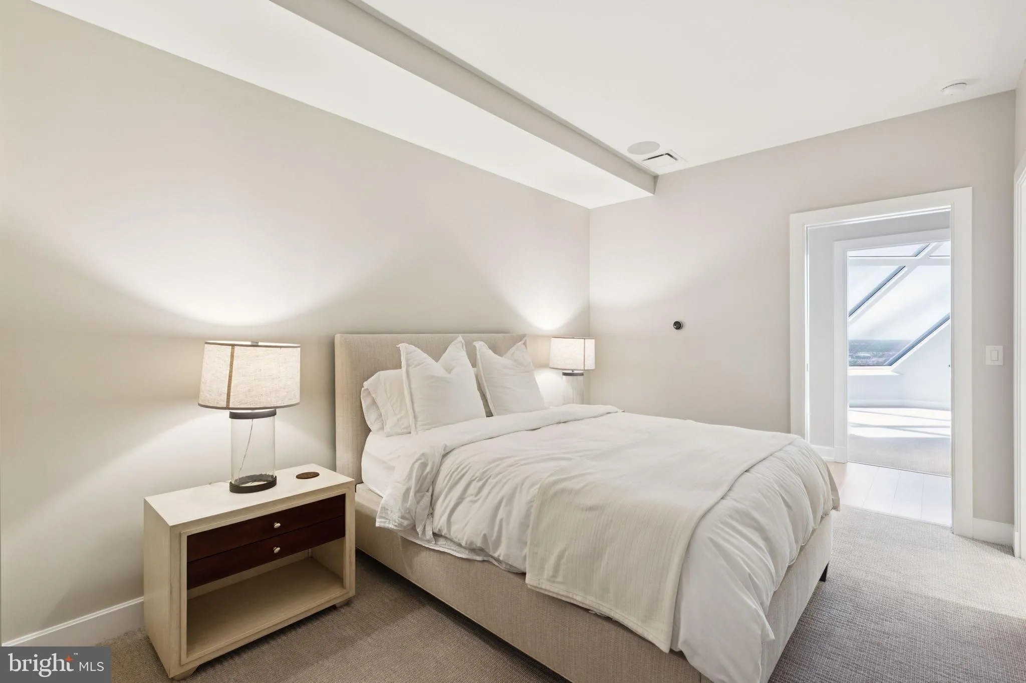 Philadelphia, Pennsylvania 19102, United States, 3 Bedrooms Bedrooms, ,4 BathroomsBathrooms,Residential,Active,206418