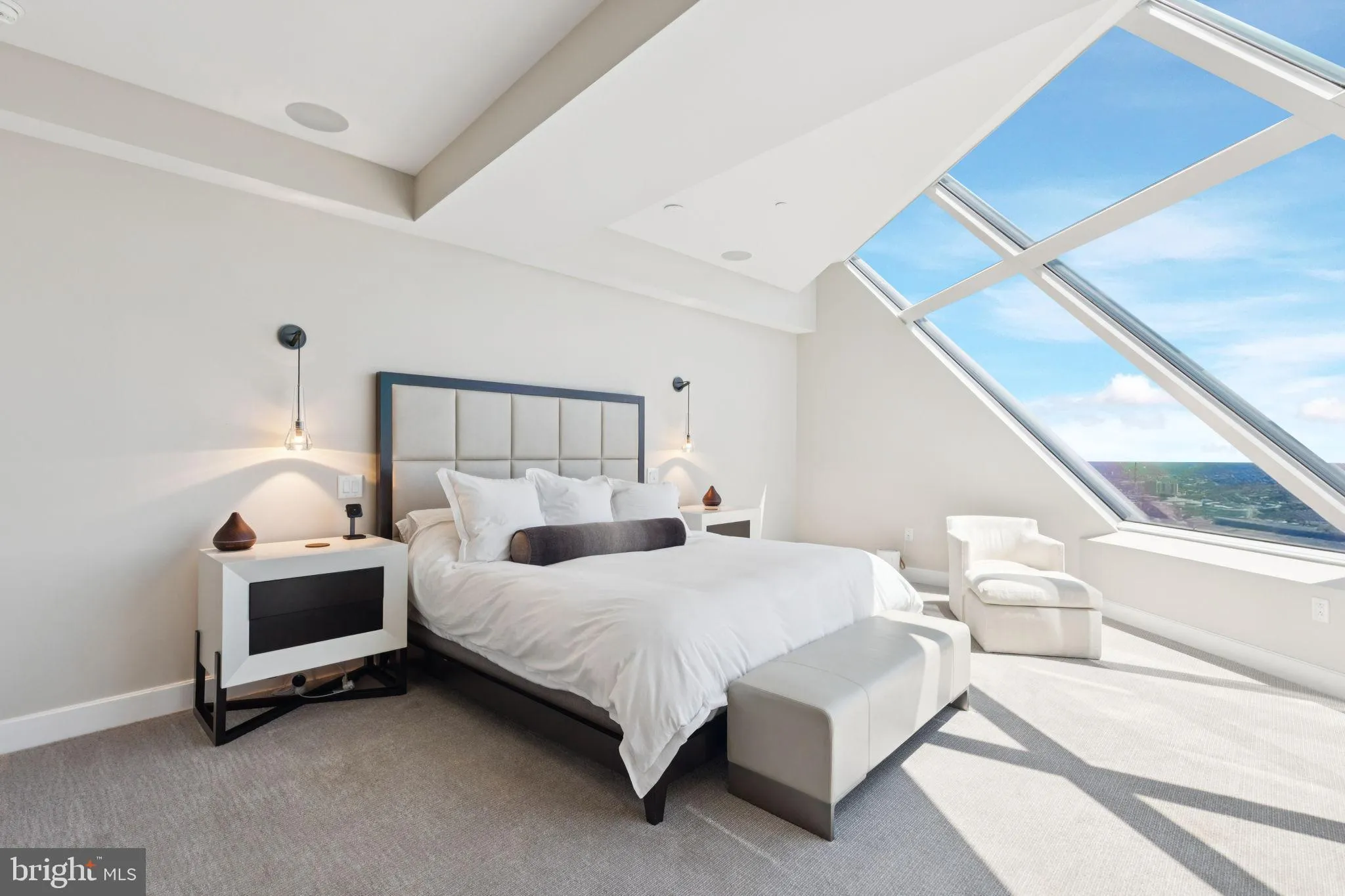 Philadelphia, Pennsylvania 19102, United States, 3 Bedrooms Bedrooms, ,4 BathroomsBathrooms,Residential,Active,206418