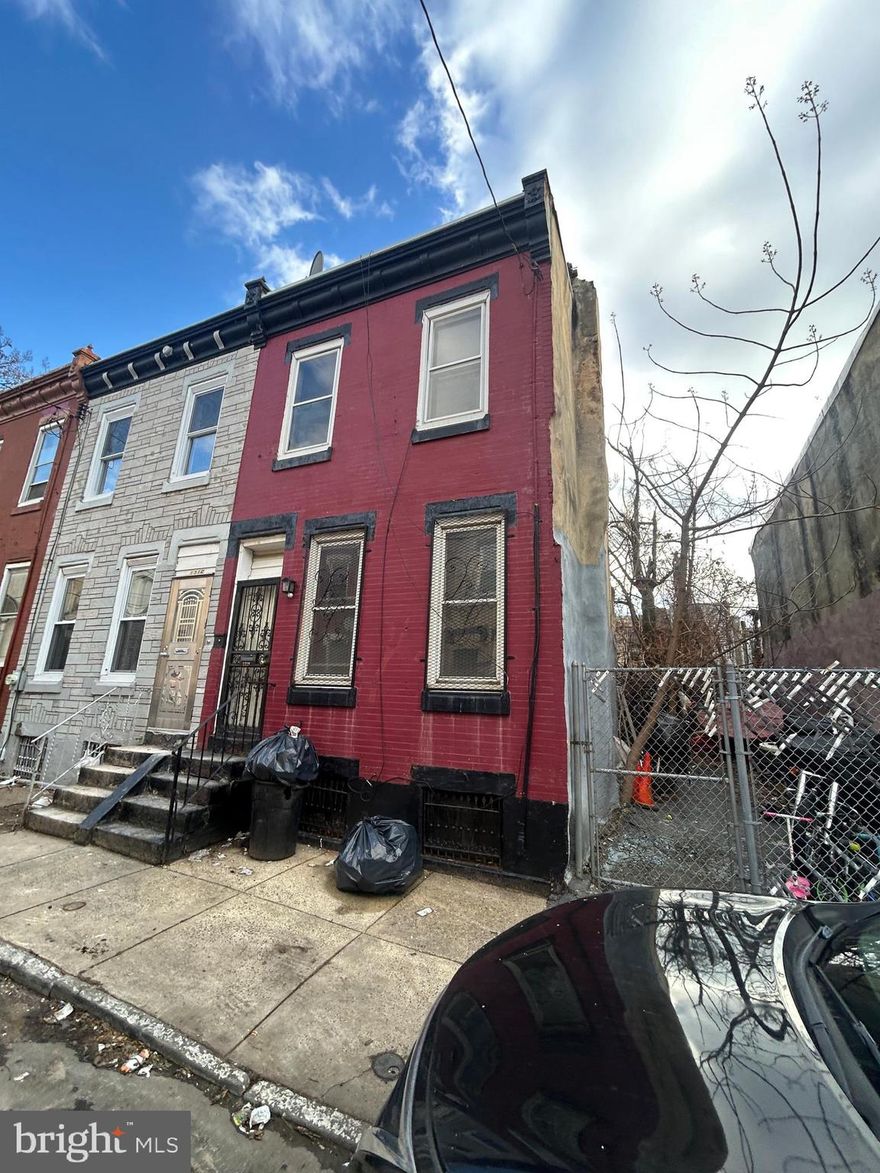 single-family rowhome with an adjacent vacant lot, both zoned RM-1
1218 W Firth St is a 1,024 SF 3-bedroom, 1-bath single-family home that requires a full renovation
The neighboring parcel, 1220 W Firth St, is a vacant lot that is included with the sale (1220 w Firth st)
Both parcels measure 14’ x 54’ and are zoned RM-1
AS-IS sale
Cash required