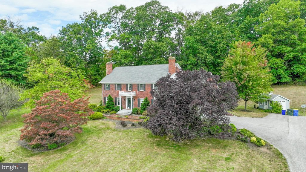 Photo of 189 Tuscarora Drive, YORK, PA 17403 (MLS # PAYK2090742)