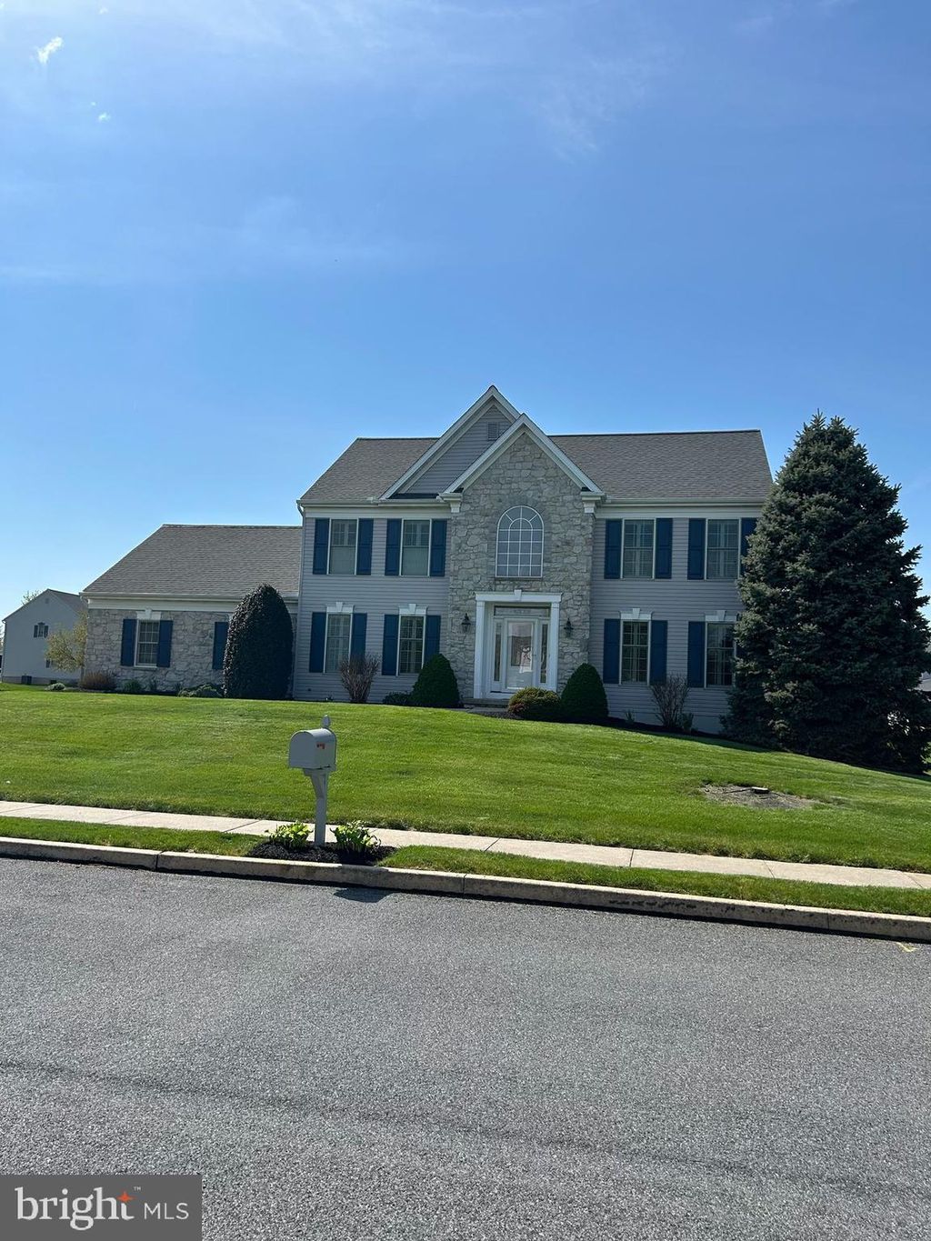 Photo of 527 Peace Avenue, MOUNT JOY, PA 17552 (MLS # PALA2086356)