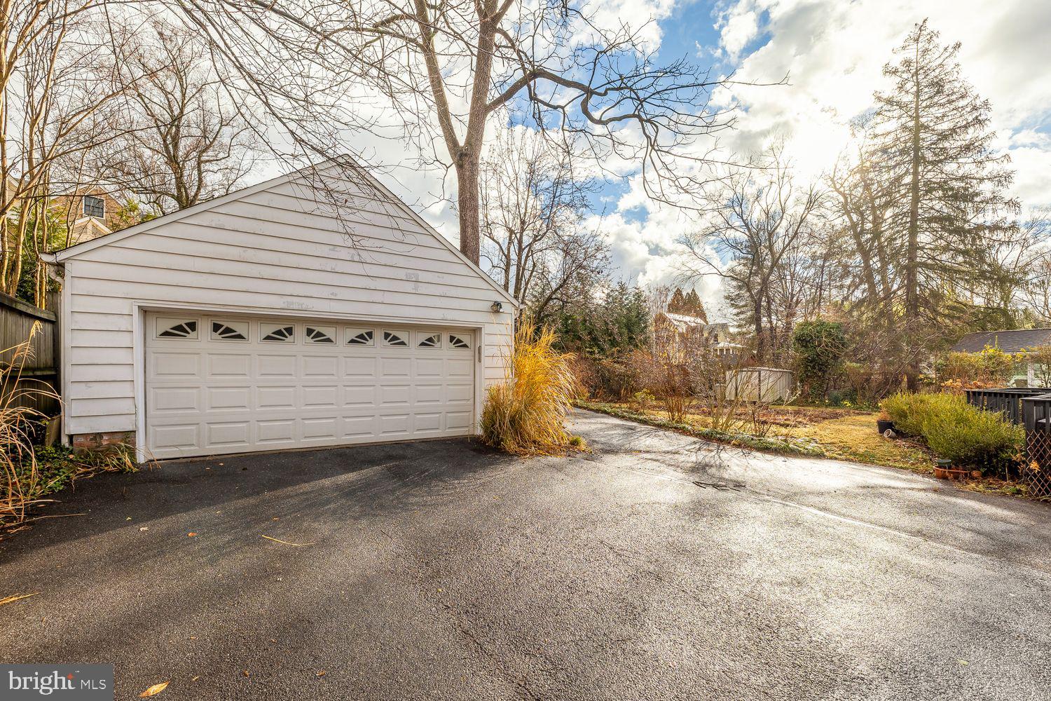 ENGLISH VILLAGE - Residential