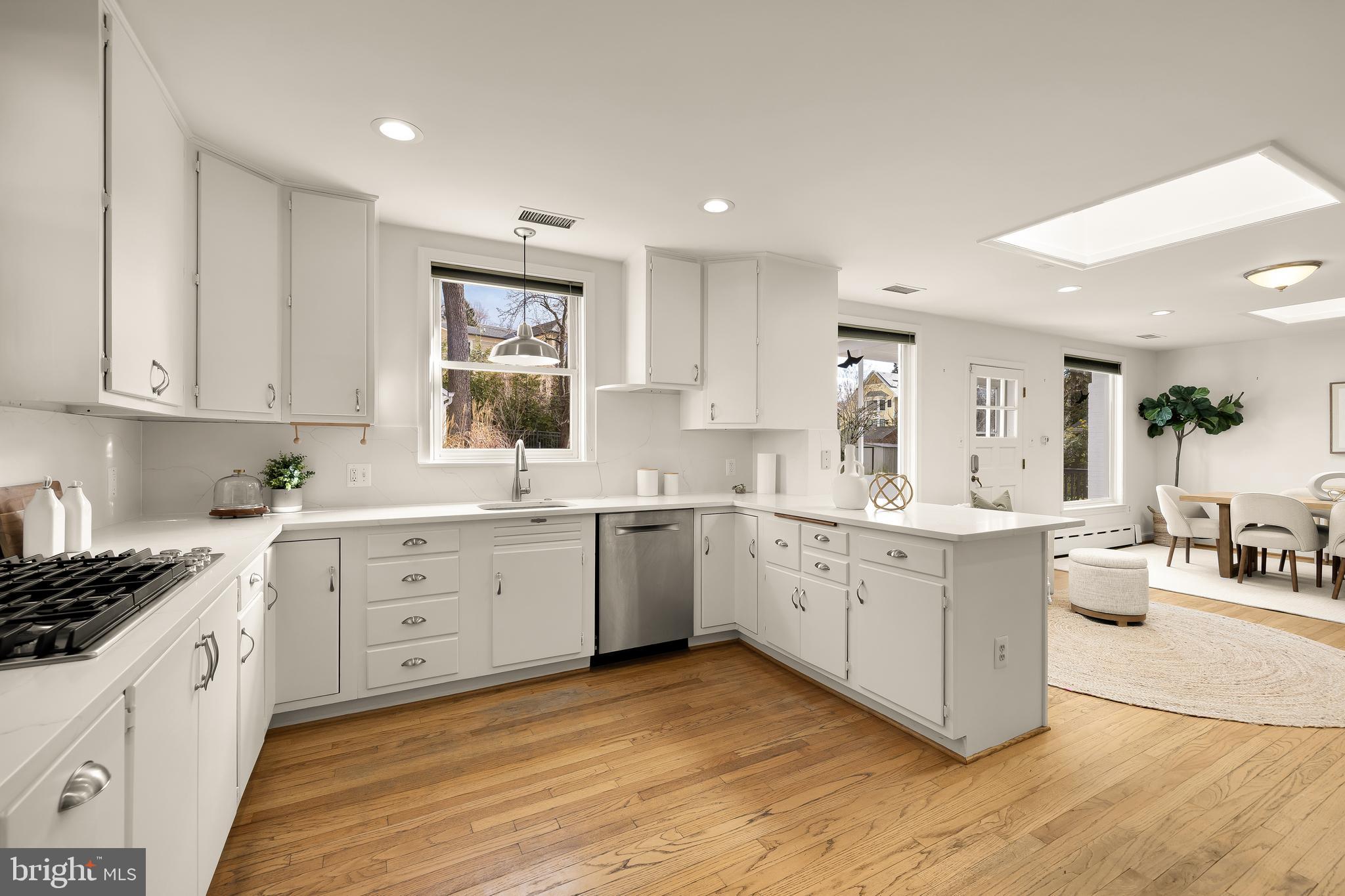 ENGLISH VILLAGE - Residential