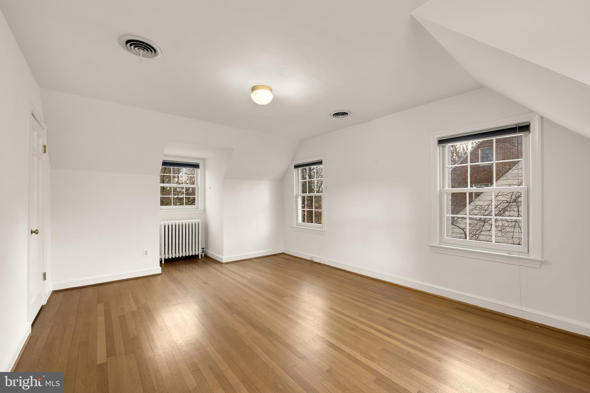 ENGLISH VILLAGE - Residential