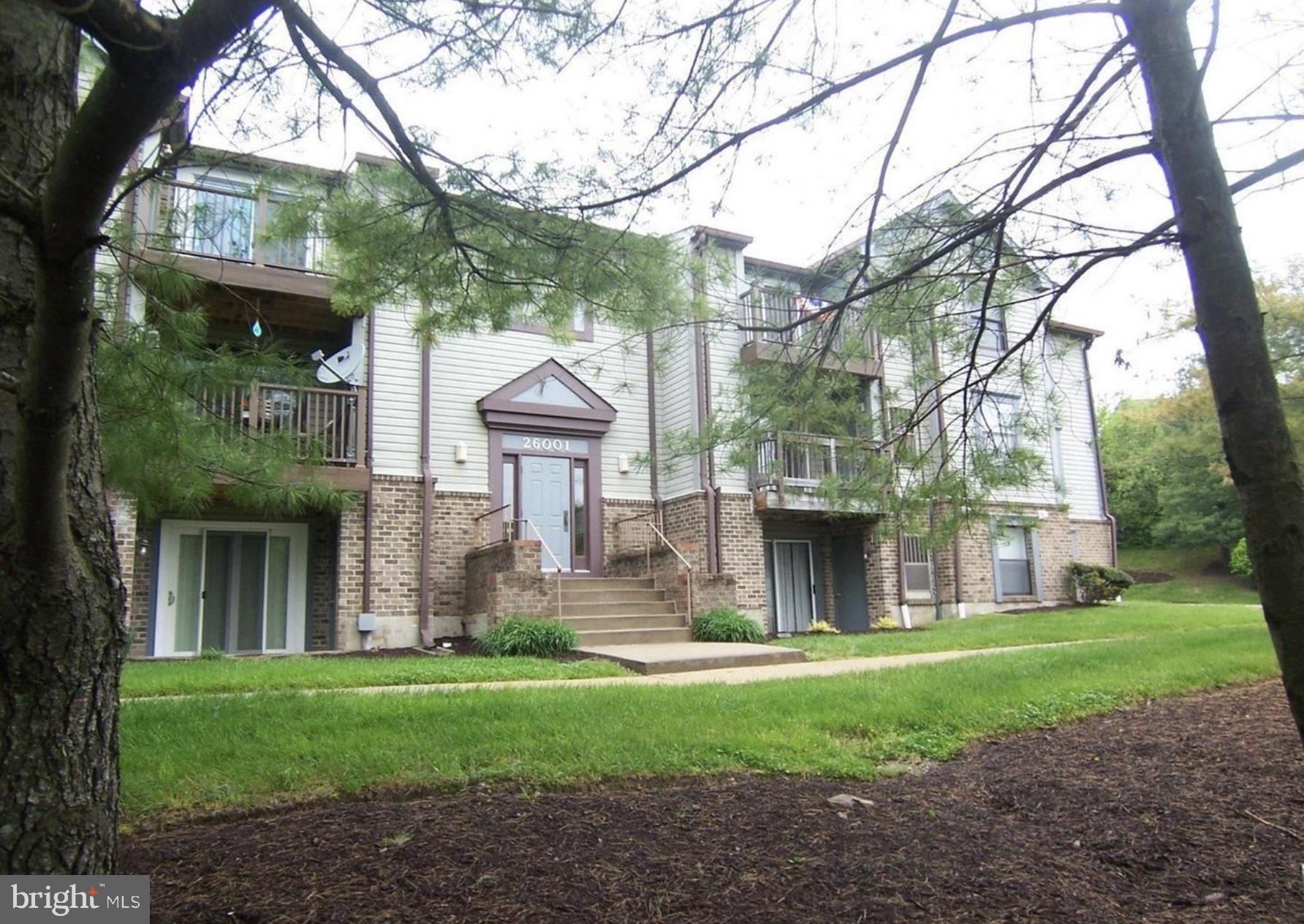 Beautifully updated kitchen and bathrooms and spacious living areas! 2 parking spaces and 2 pool passes included. Ideally located just off Main Street with easy access to Damascus Centre shopping and restaurants.
Pets considered on case by case basis.
Close to the famous "Jimmy Cone" Ice Cream shoppe!