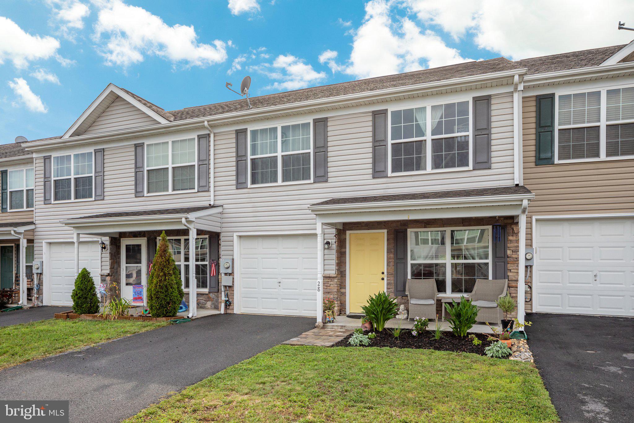 THE TOWNES AT OAKHURST - Residential