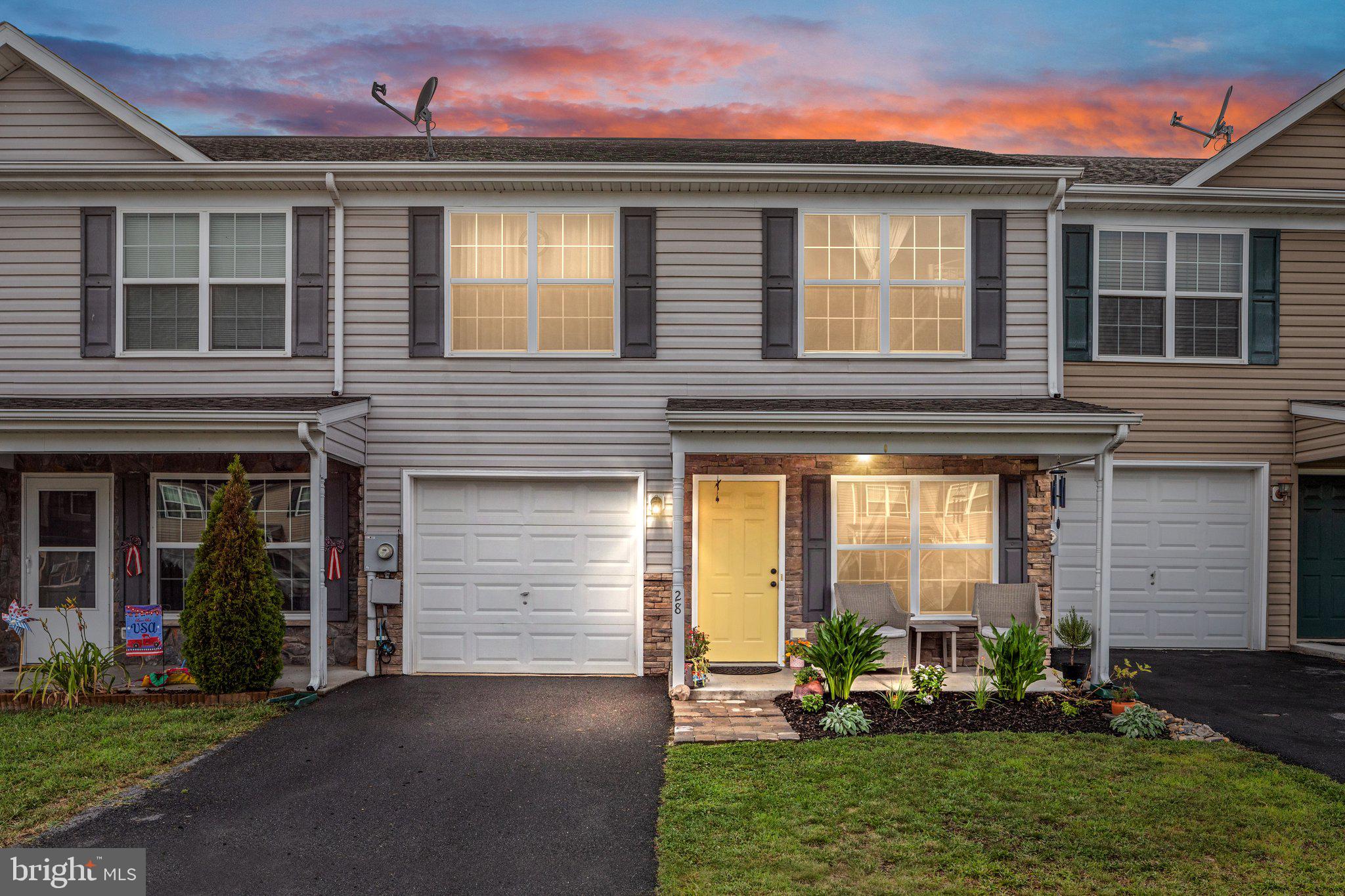 THE TOWNES AT OAKHURST - Residential