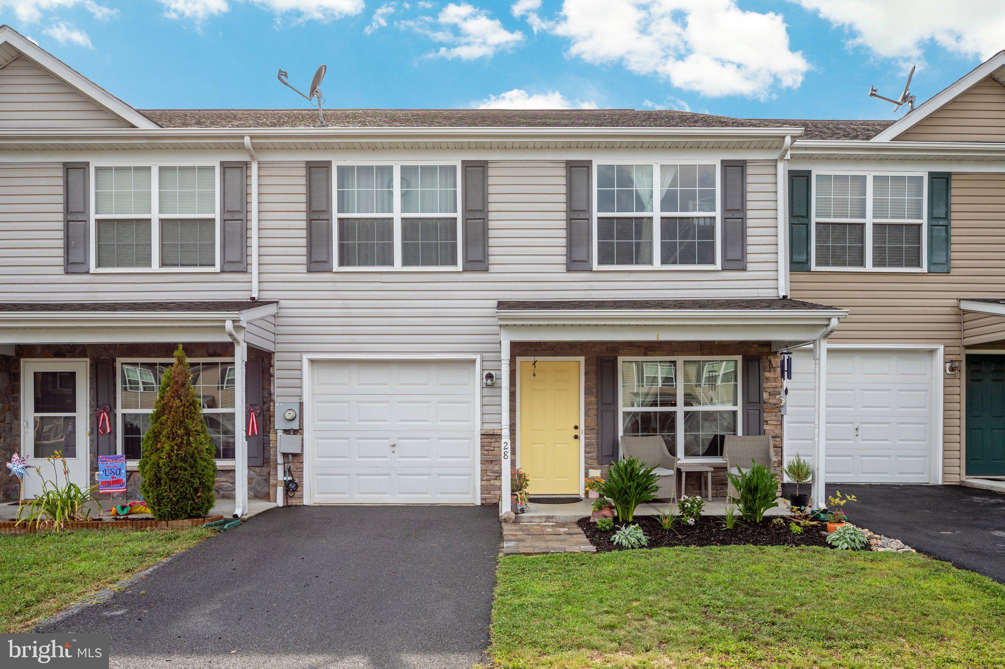 THE TOWNES AT OAKHURST - Residential