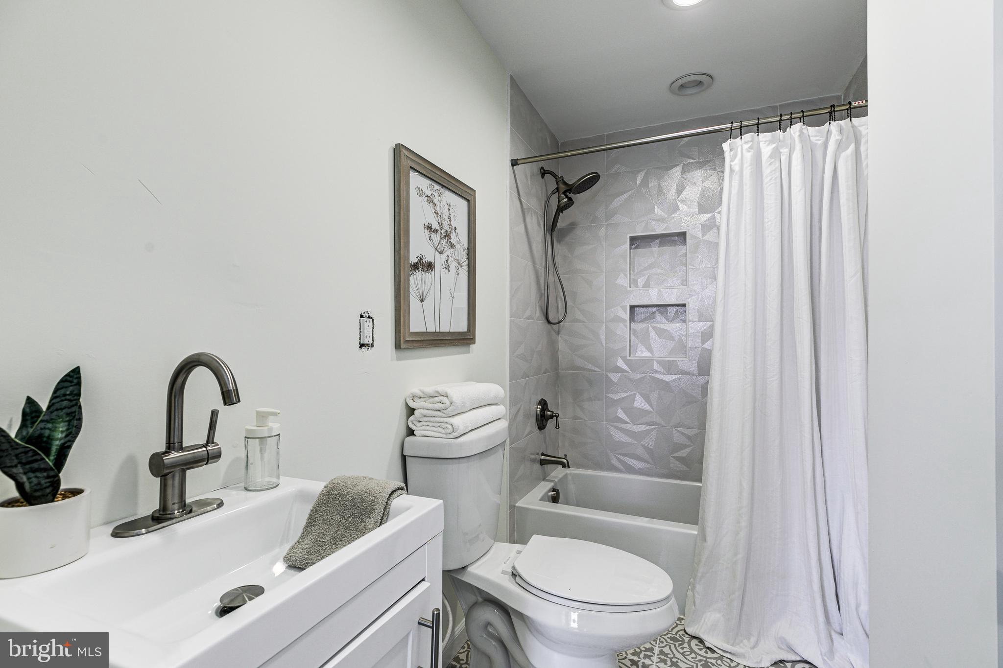 BIDDLE STREET - Residential