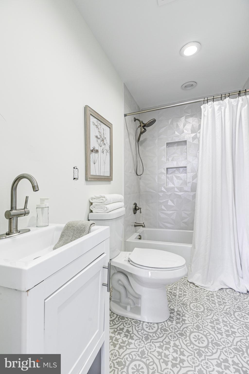 BIDDLE STREET - Residential