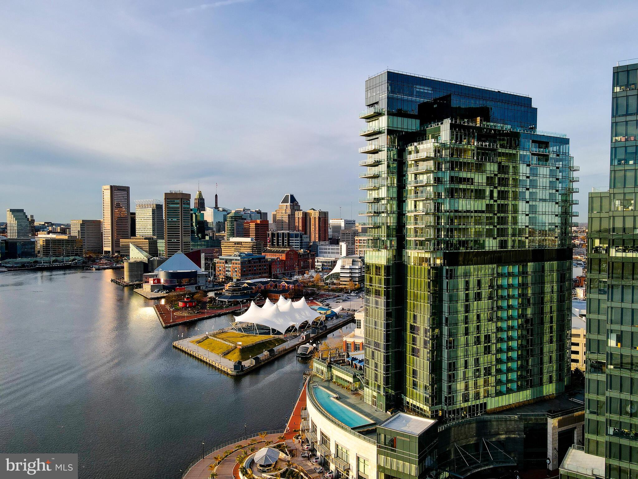 FOUR SEASONS PRIVATE RESIDENCES - Residential