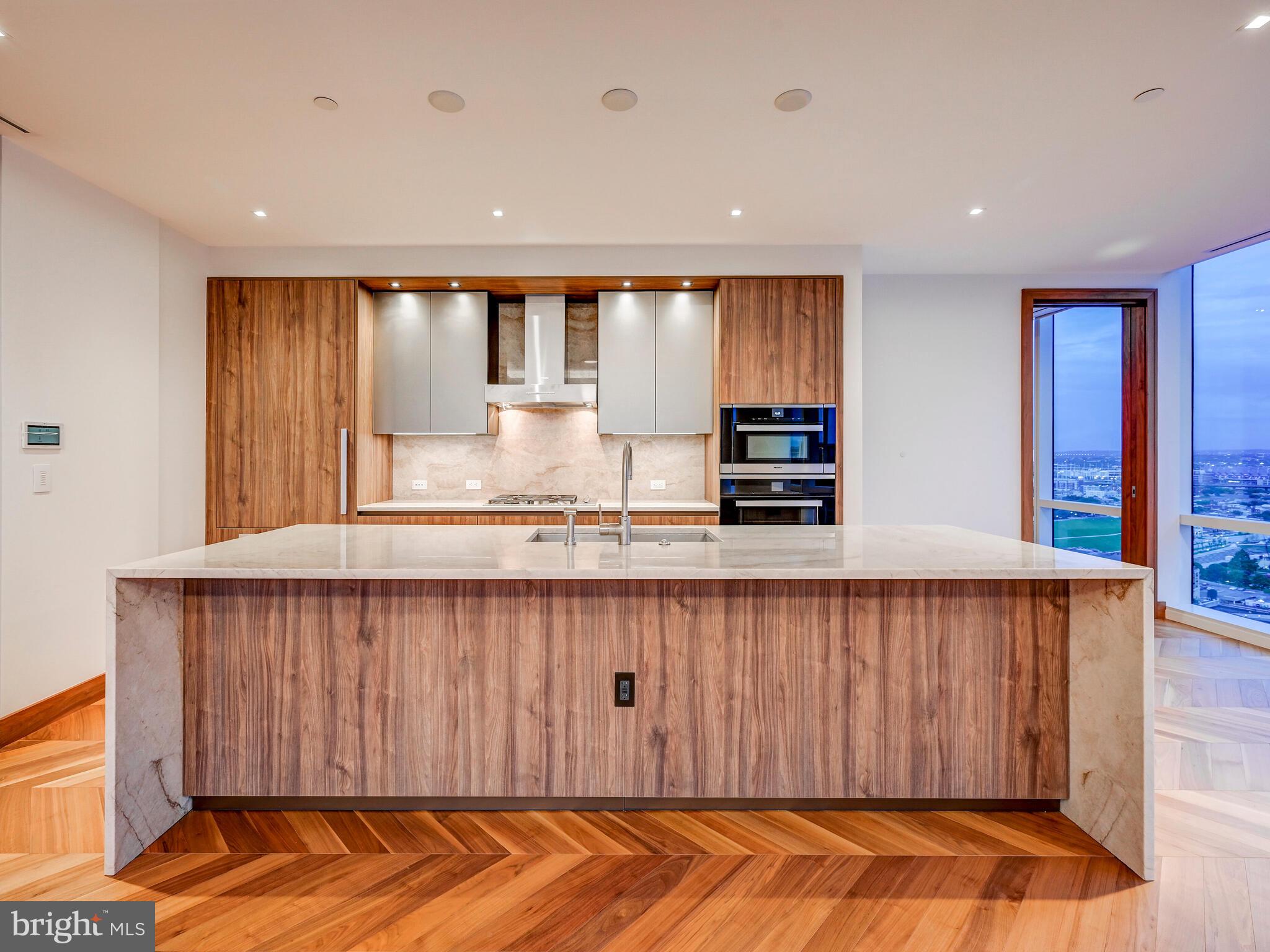 FOUR SEASONS PRIVATE RESIDENCES - Residential