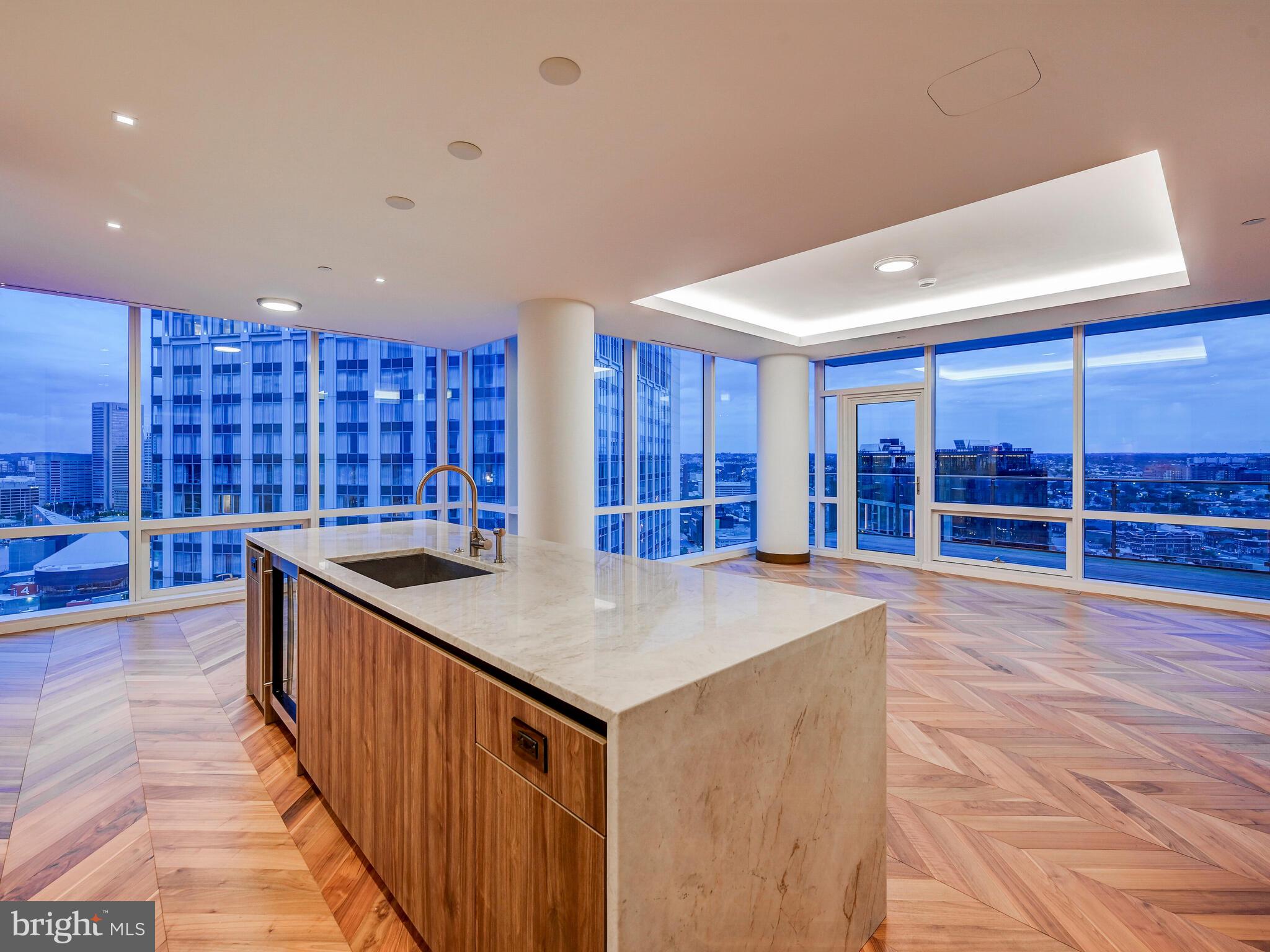 FOUR SEASONS PRIVATE RESIDENCES - Residential