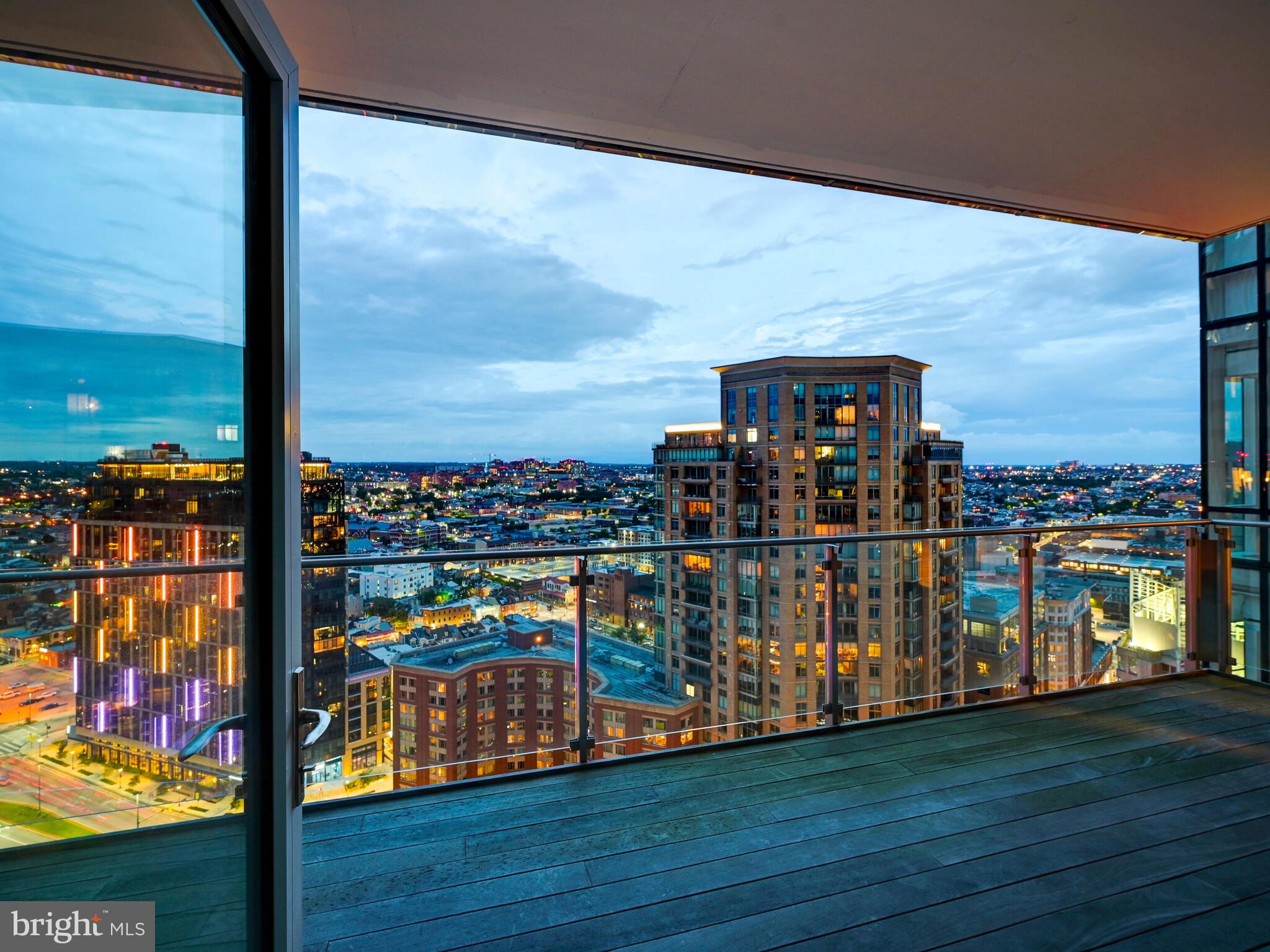 FOUR SEASONS PRIVATE RESIDENCES - Residential