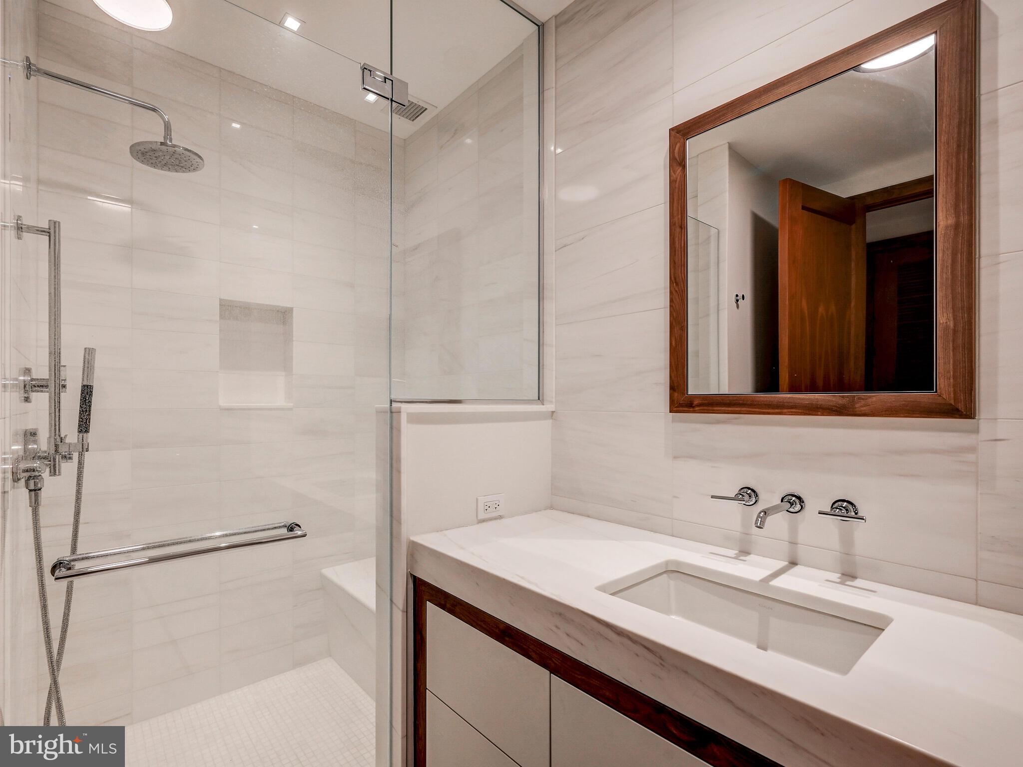 FOUR SEASONS PRIVATE RESIDENCES - Residential