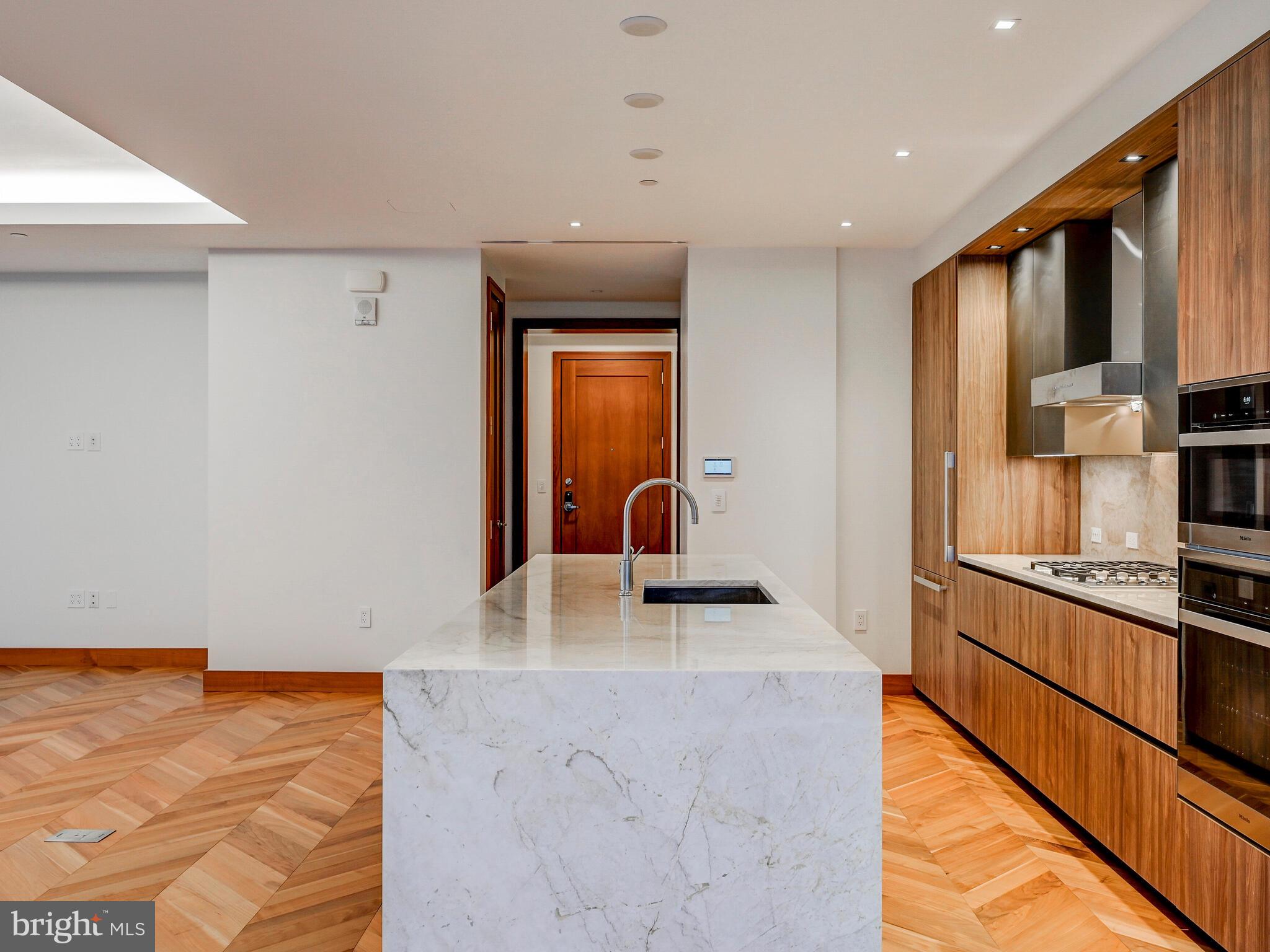 FOUR SEASONS PRIVATE RESIDENCES - Residential