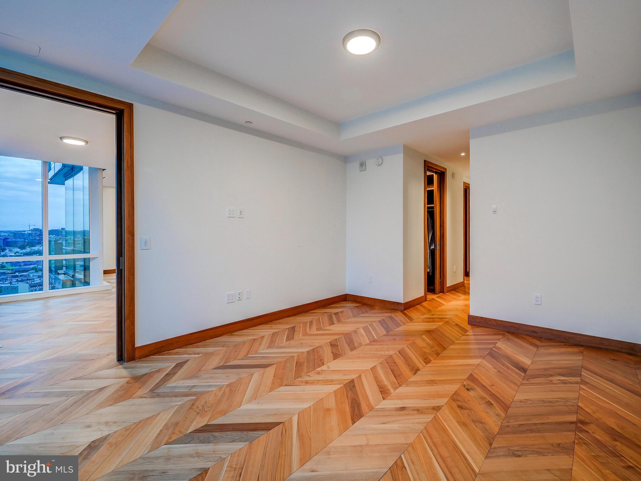 FOUR SEASONS PRIVATE RESIDENCES - Residential