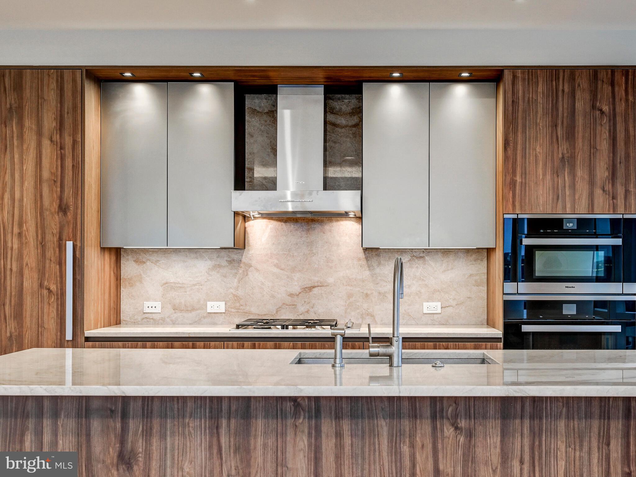 FOUR SEASONS PRIVATE RESIDENCES - Residential