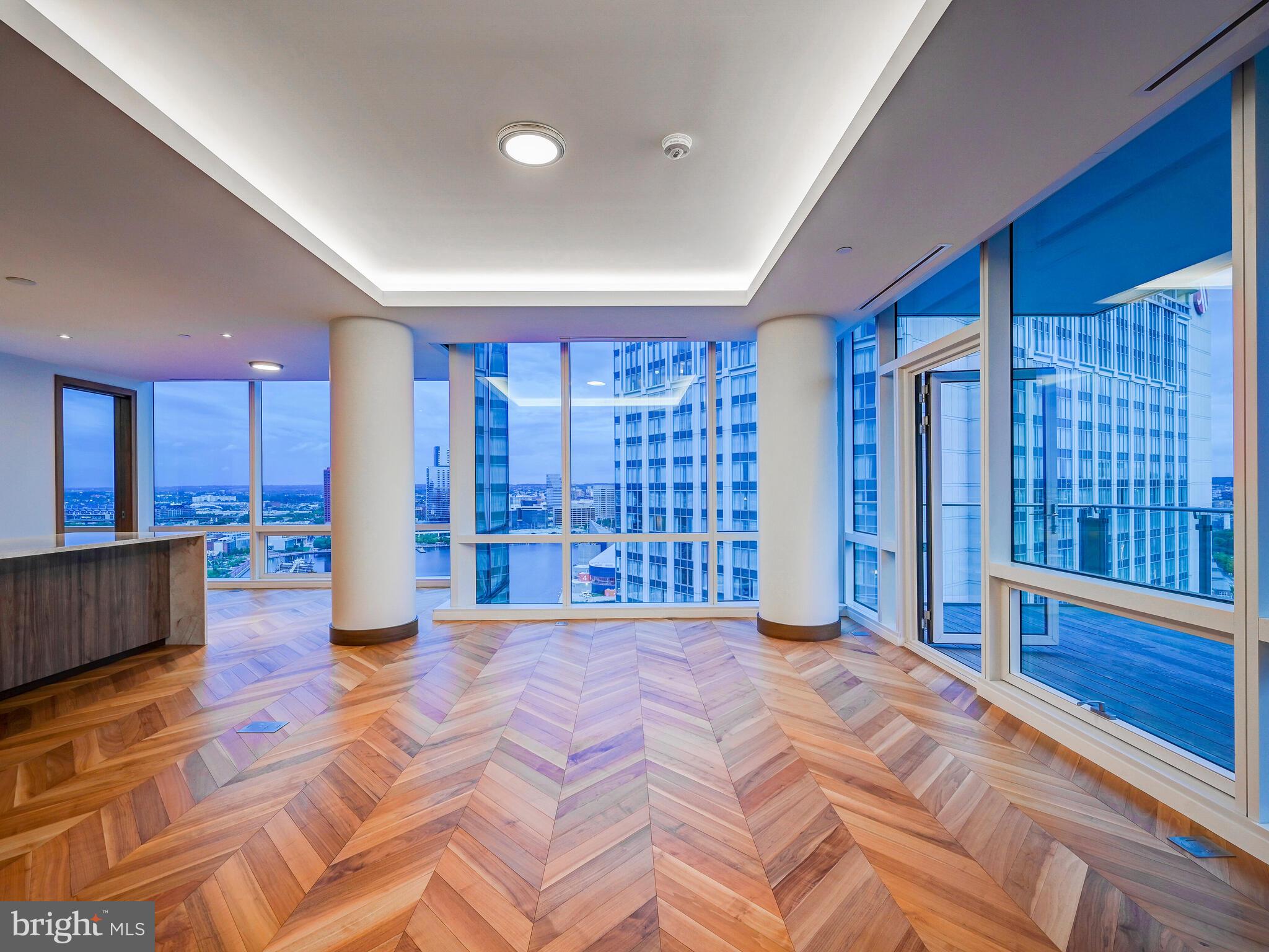 FOUR SEASONS PRIVATE RESIDENCES - Residential