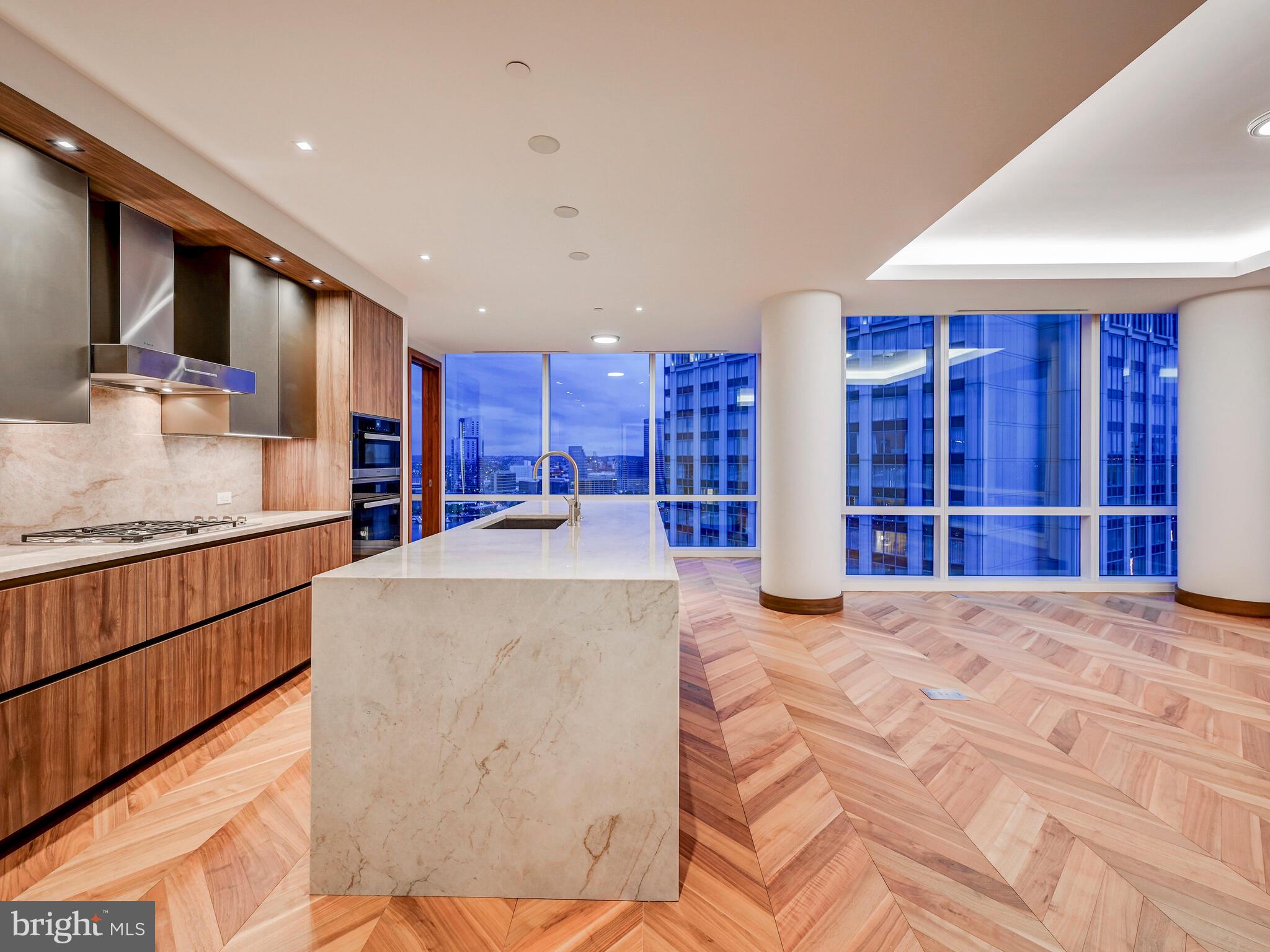 FOUR SEASONS PRIVATE RESIDENCES - Residential