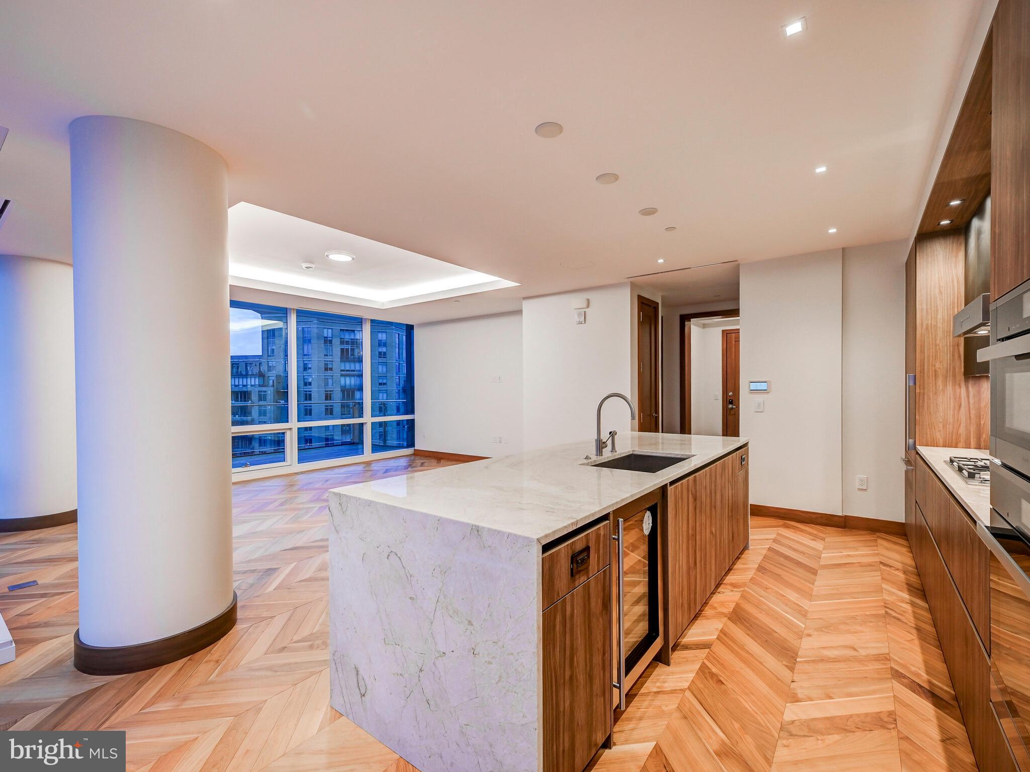 FOUR SEASONS PRIVATE RESIDENCES - Residential