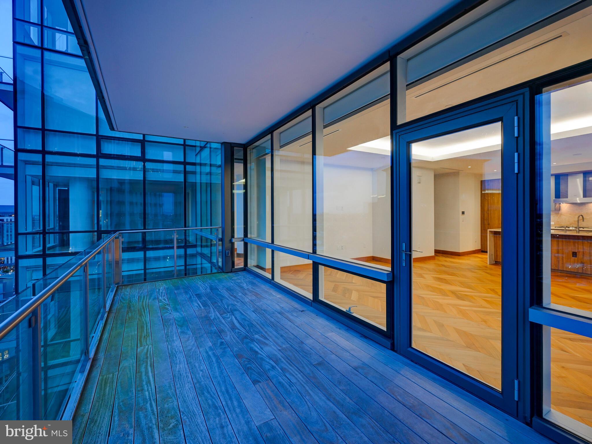 FOUR SEASONS PRIVATE RESIDENCES - Residential