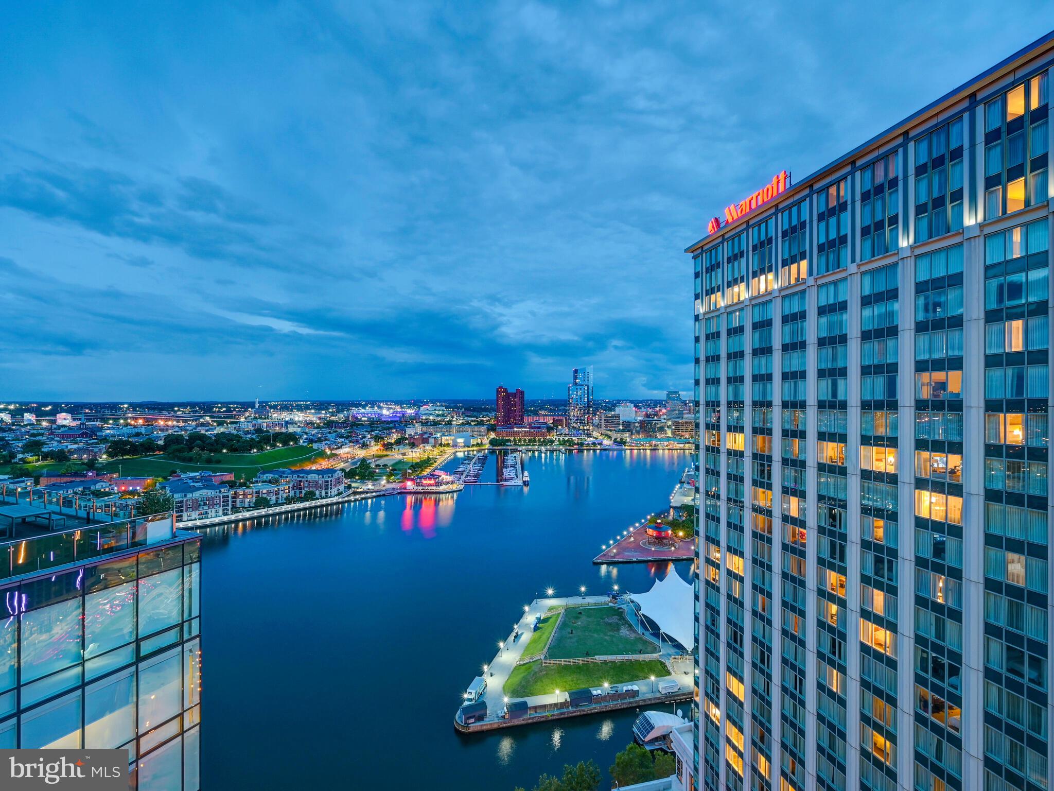 FOUR SEASONS PRIVATE RESIDENCES - Residential