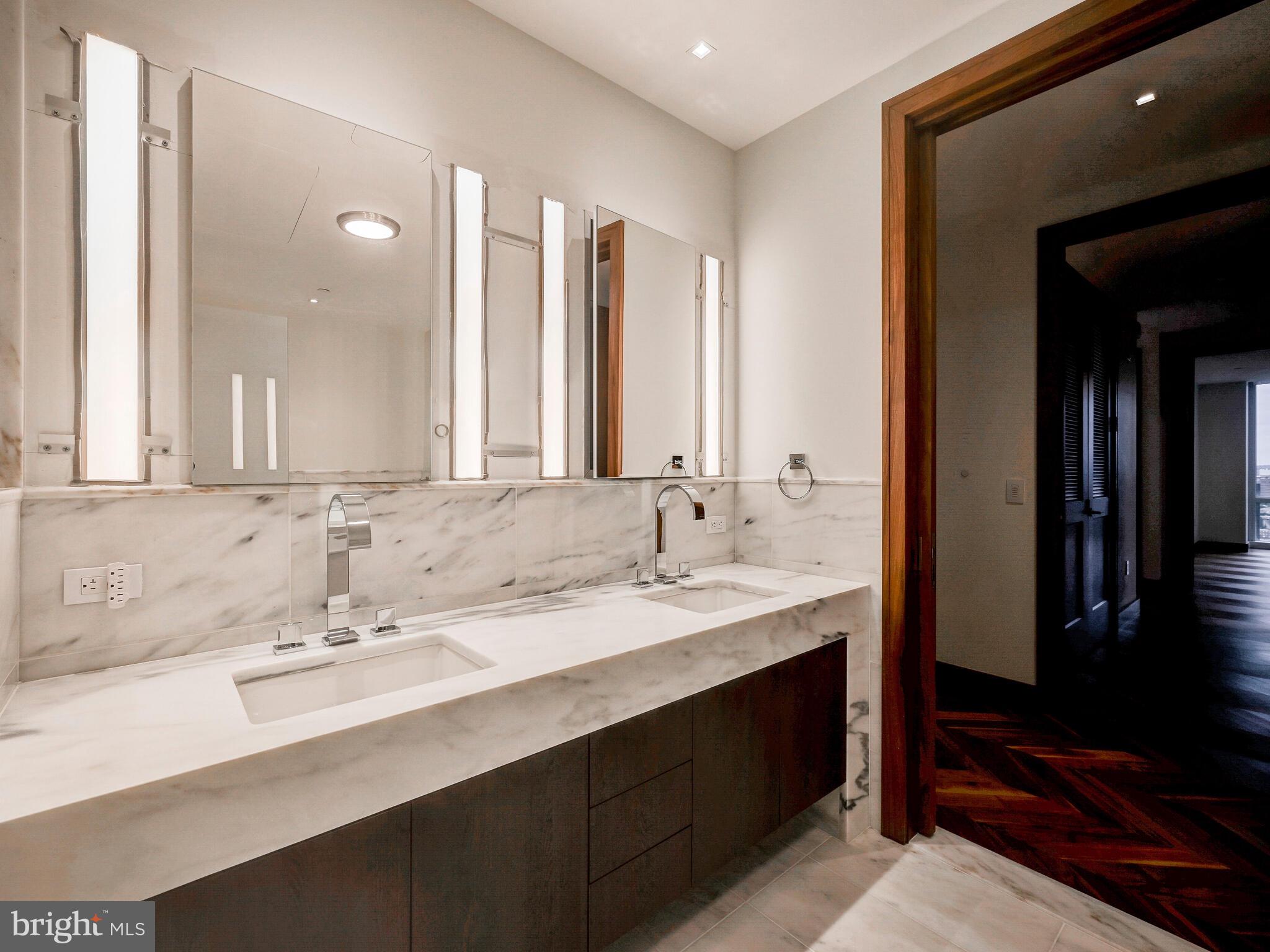 FOUR SEASONS PRIVATE RESIDENCES - Residential