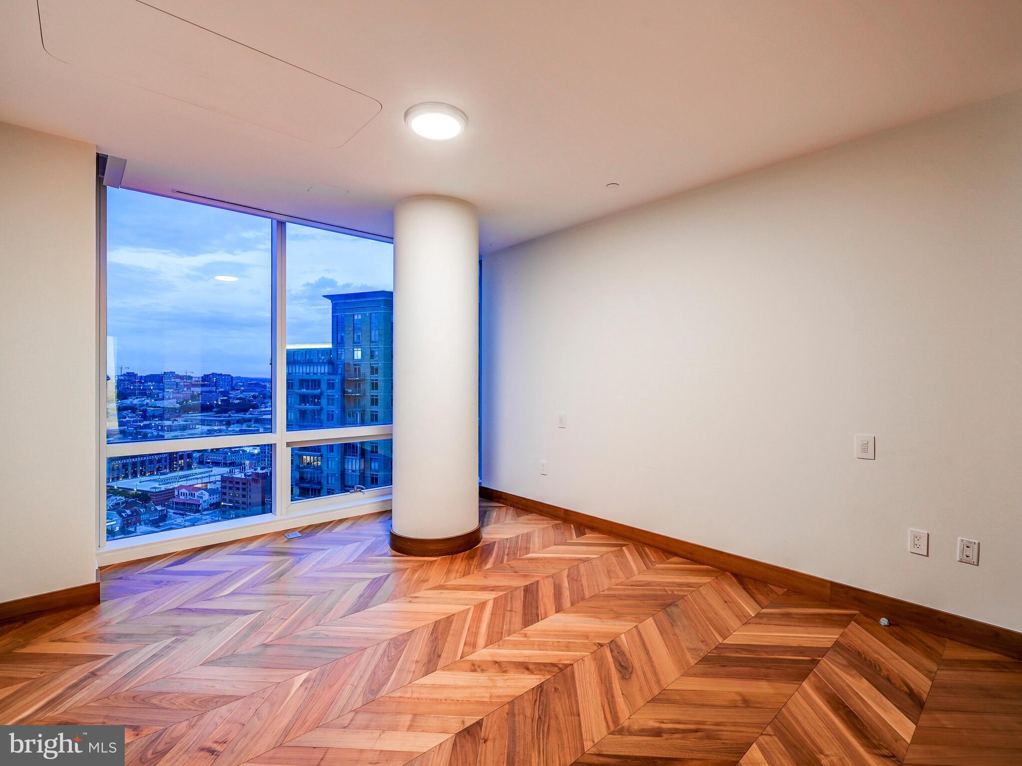 FOUR SEASONS PRIVATE RESIDENCES - Residential