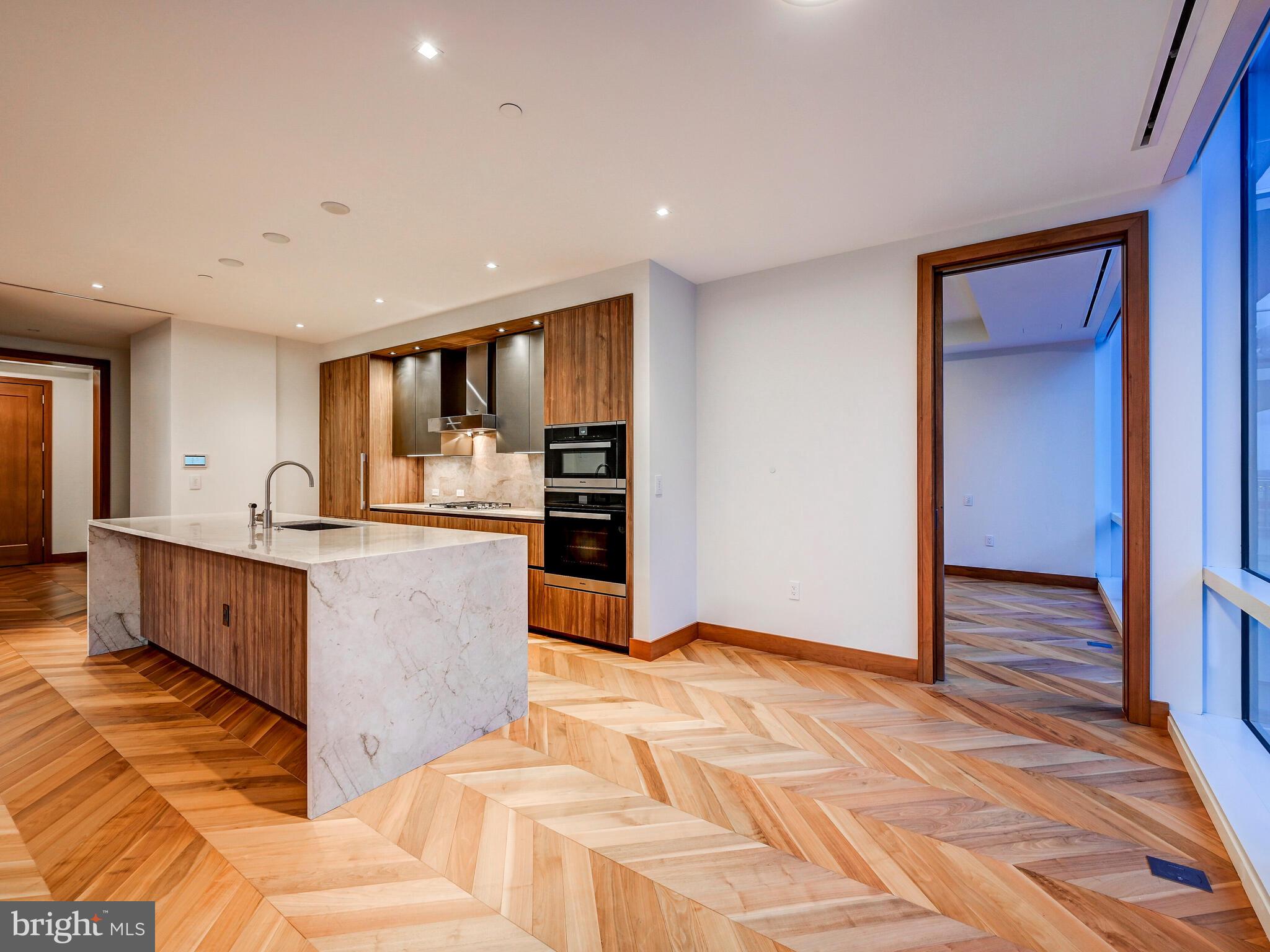 FOUR SEASONS PRIVATE RESIDENCES - Residential