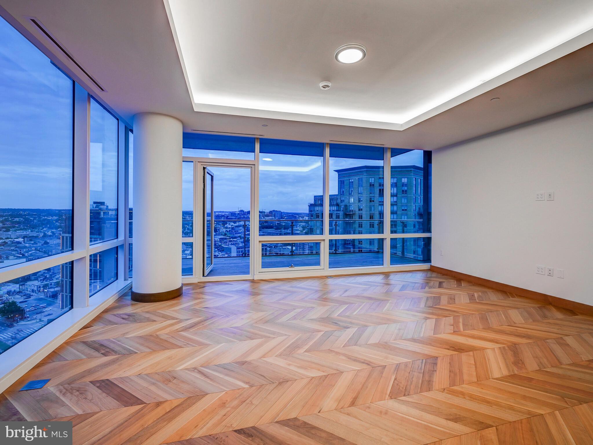 FOUR SEASONS PRIVATE RESIDENCES - Residential