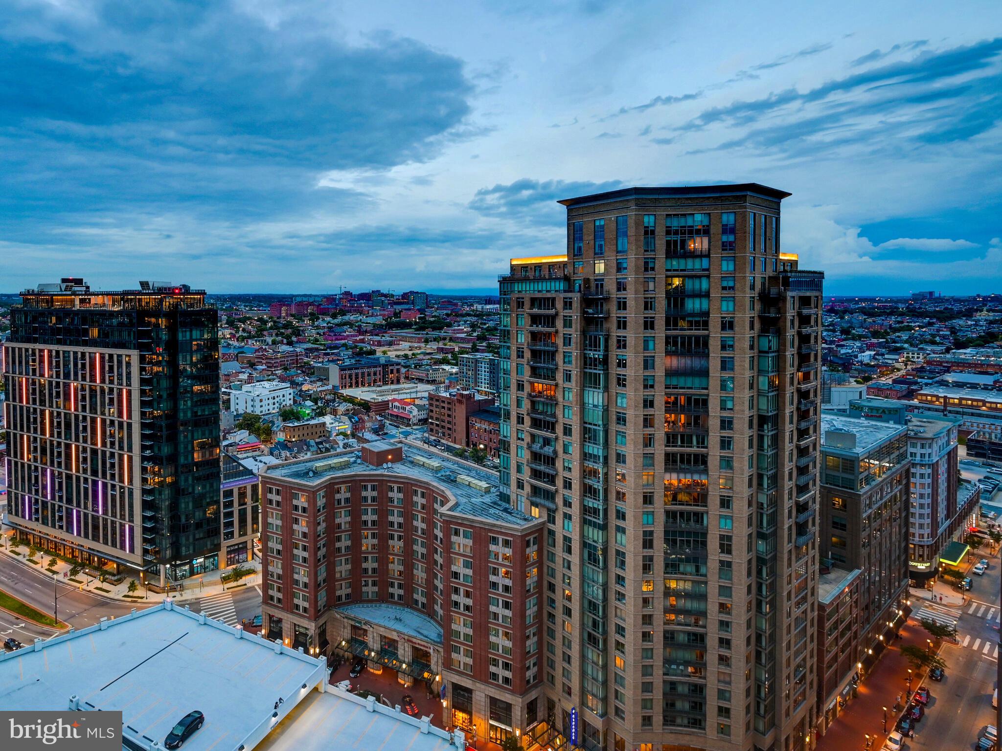 FOUR SEASONS PRIVATE RESIDENCES - Residential