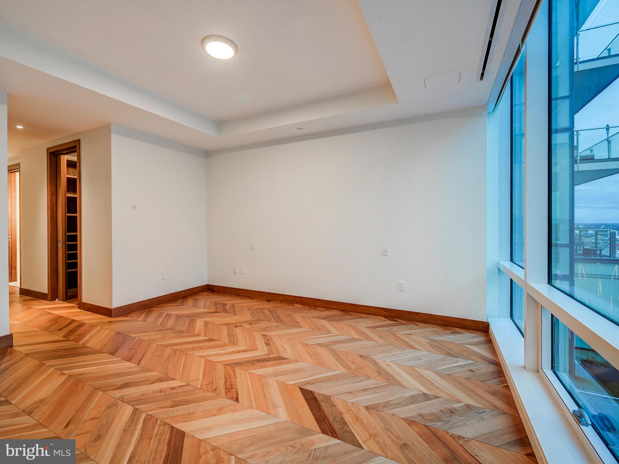 FOUR SEASONS PRIVATE RESIDENCES - Residential