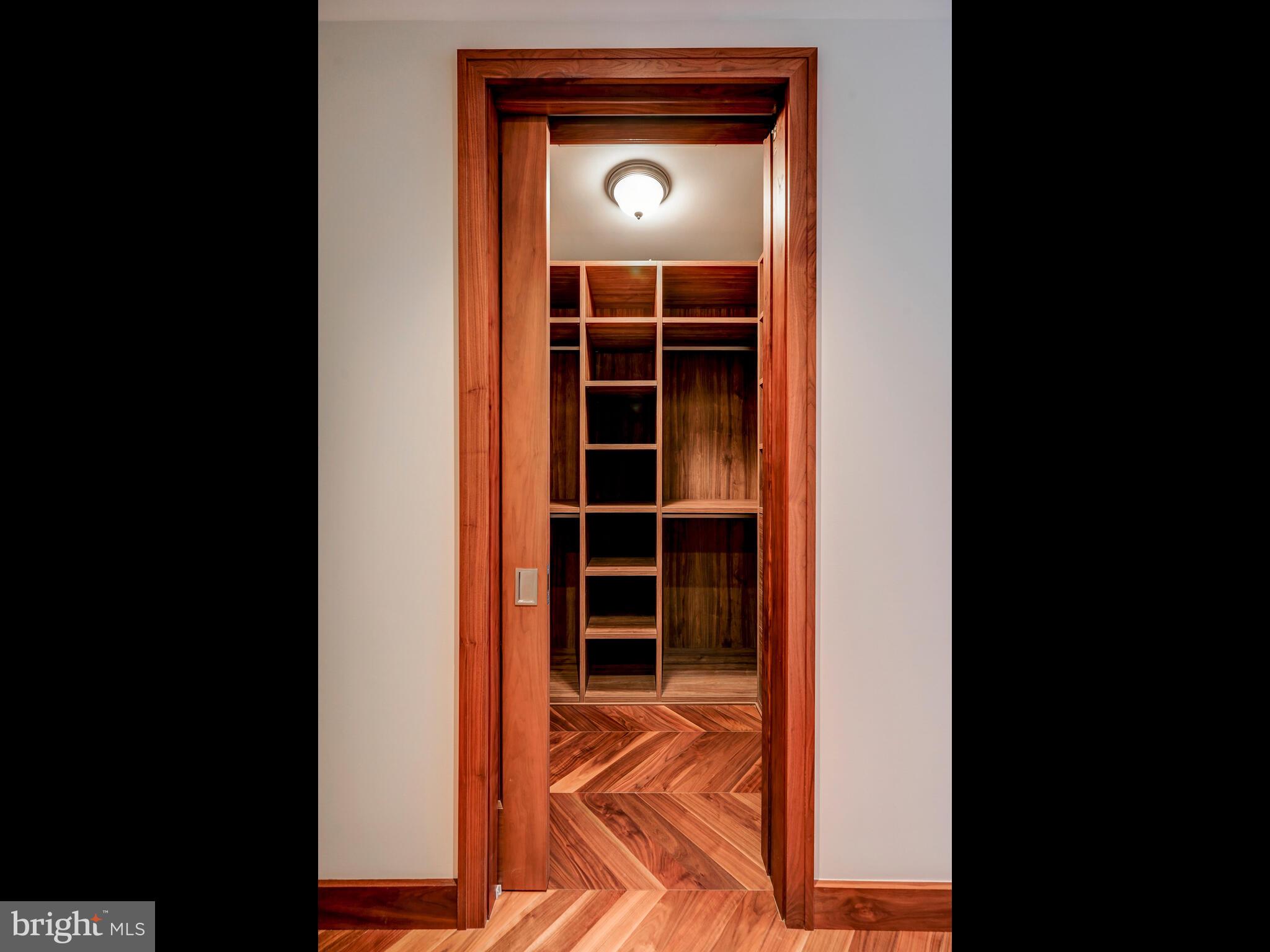 FOUR SEASONS PRIVATE RESIDENCES - Residential