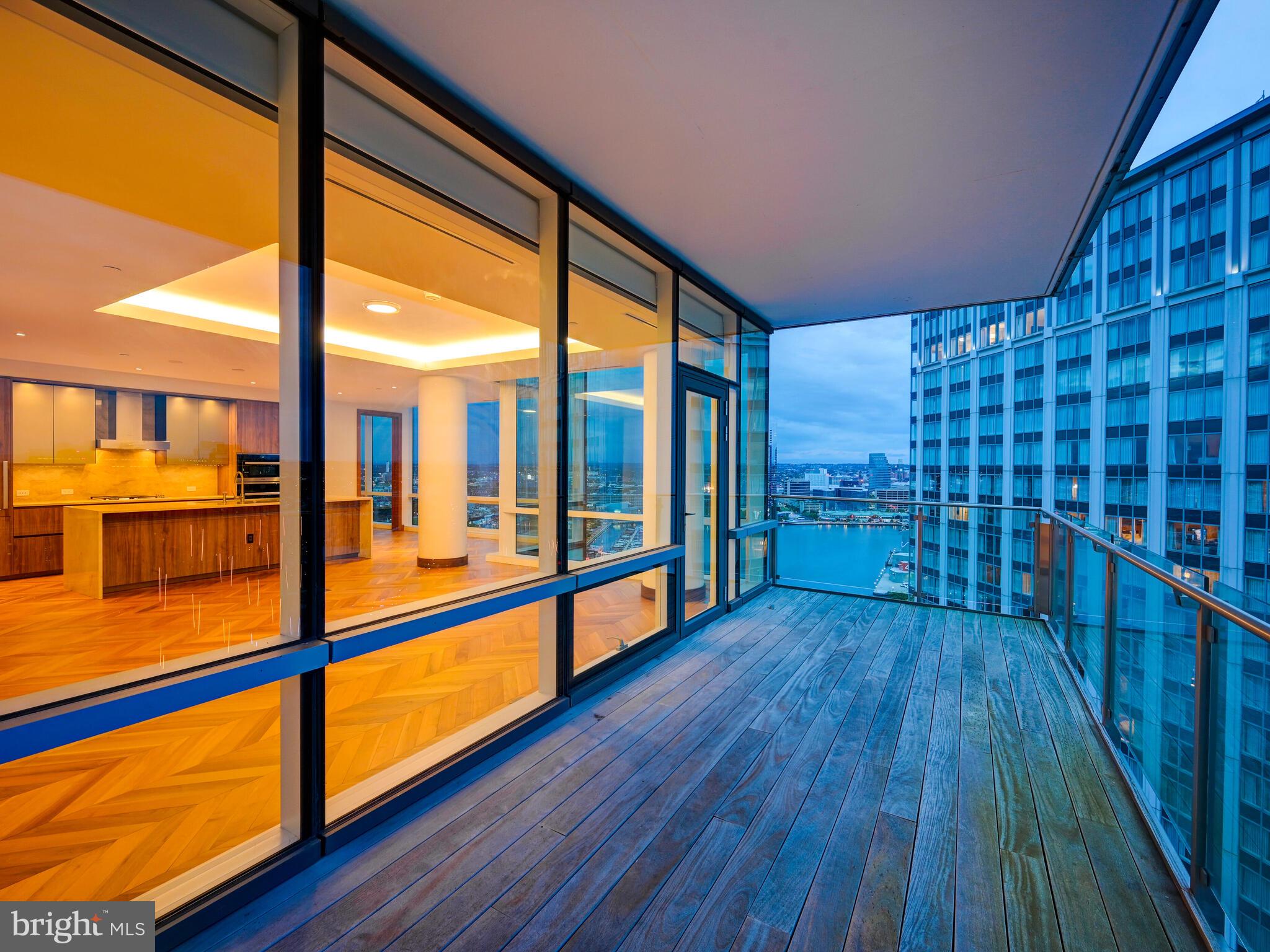 FOUR SEASONS PRIVATE RESIDENCES - Residential