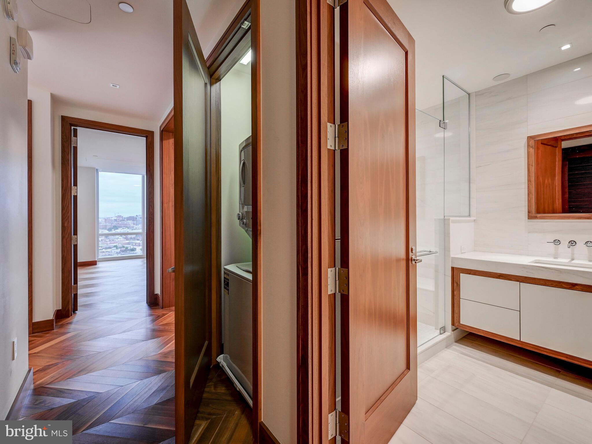 FOUR SEASONS PRIVATE RESIDENCES - Residential