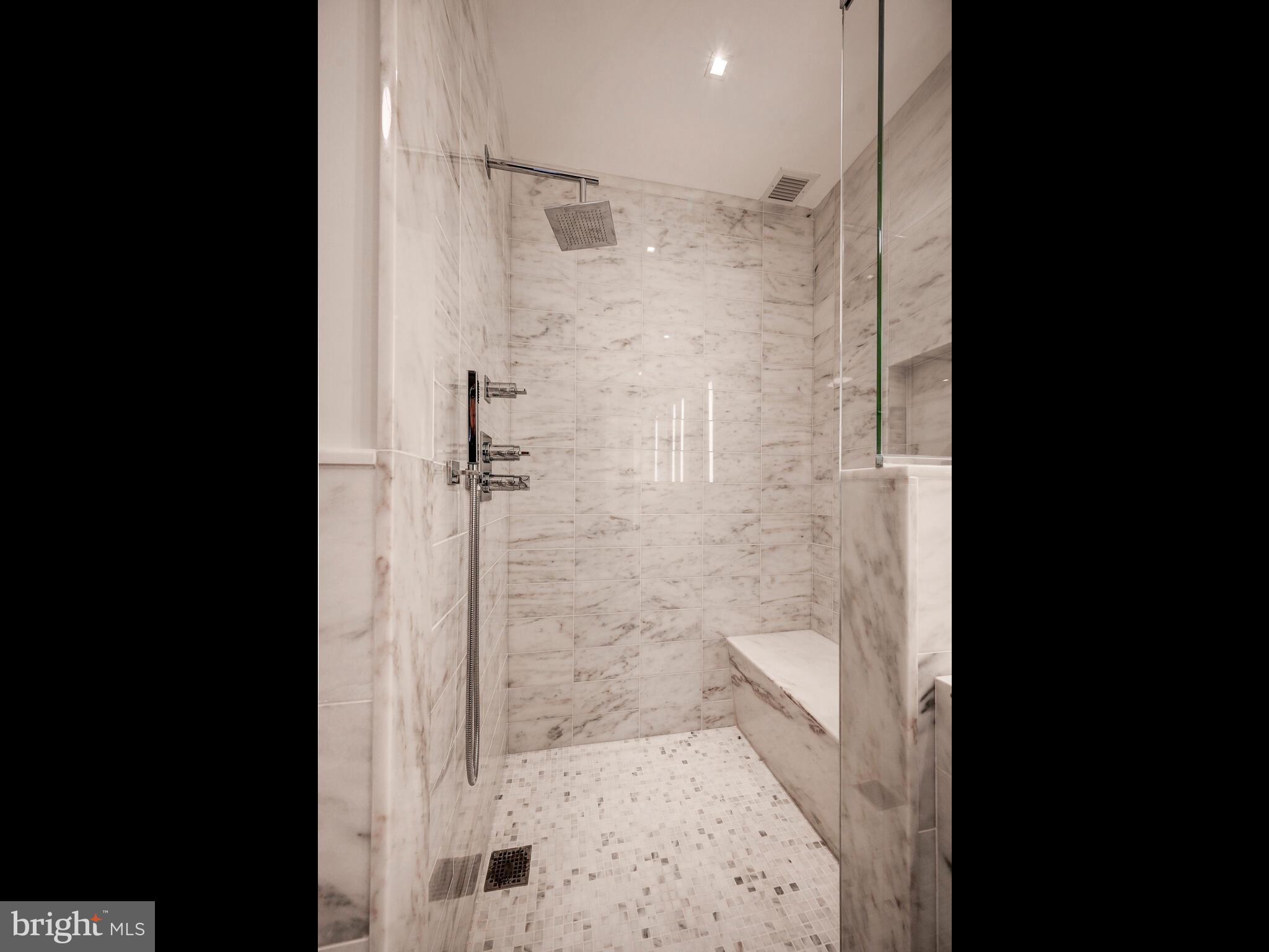 FOUR SEASONS PRIVATE RESIDENCES - Residential