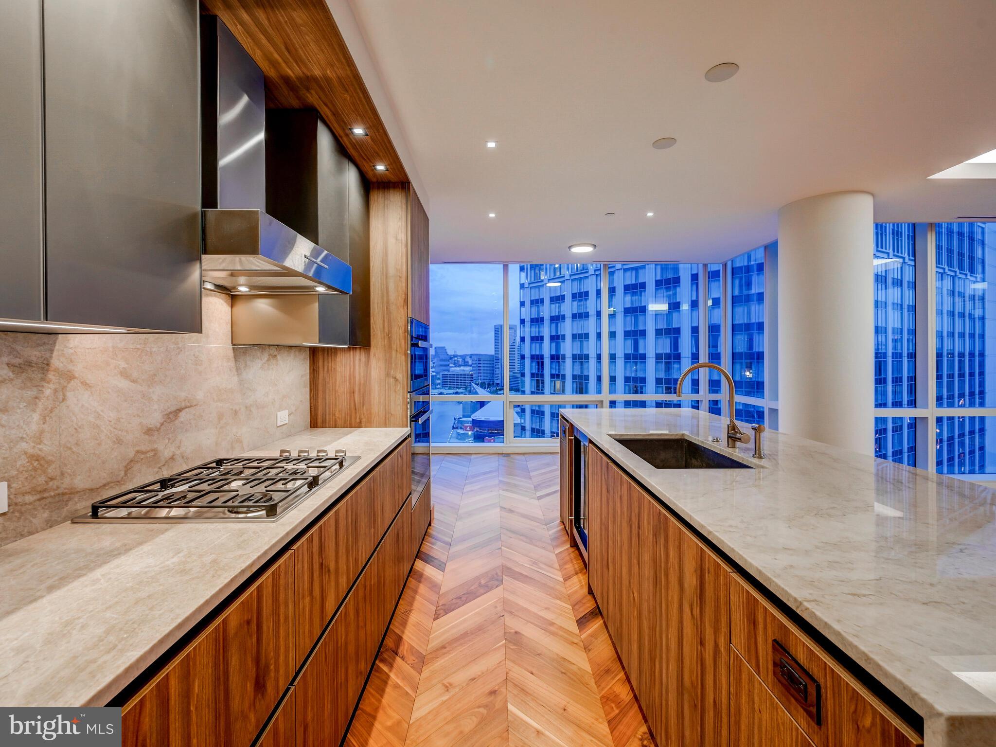 FOUR SEASONS PRIVATE RESIDENCES - Residential
