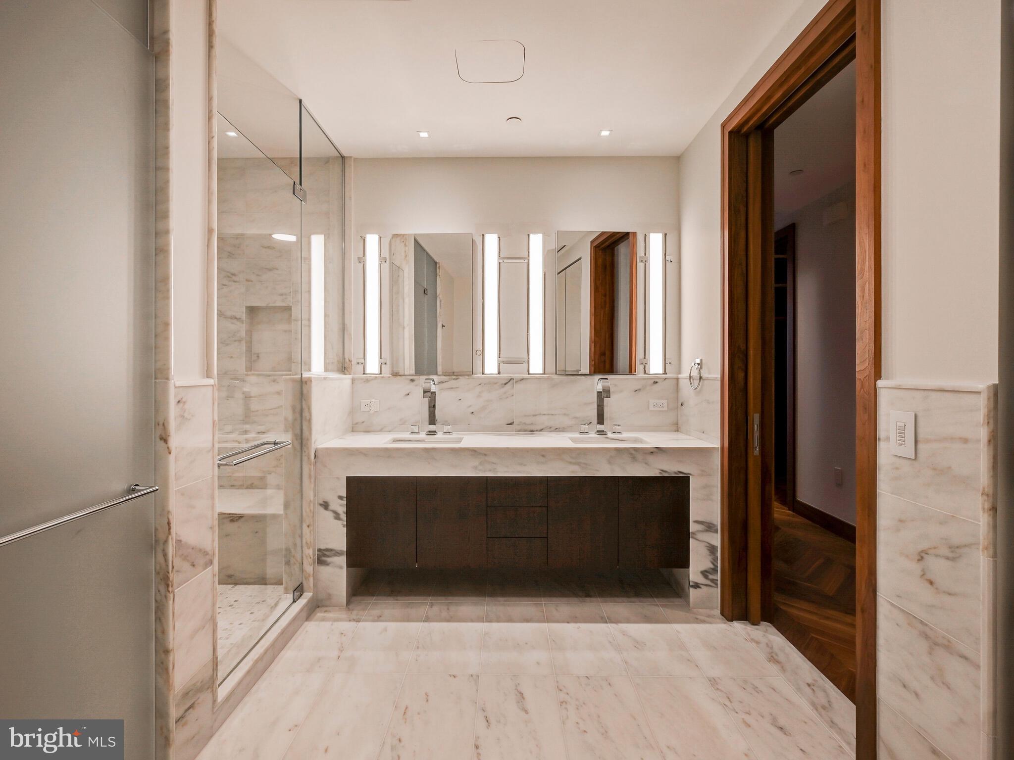 FOUR SEASONS PRIVATE RESIDENCES - Residential