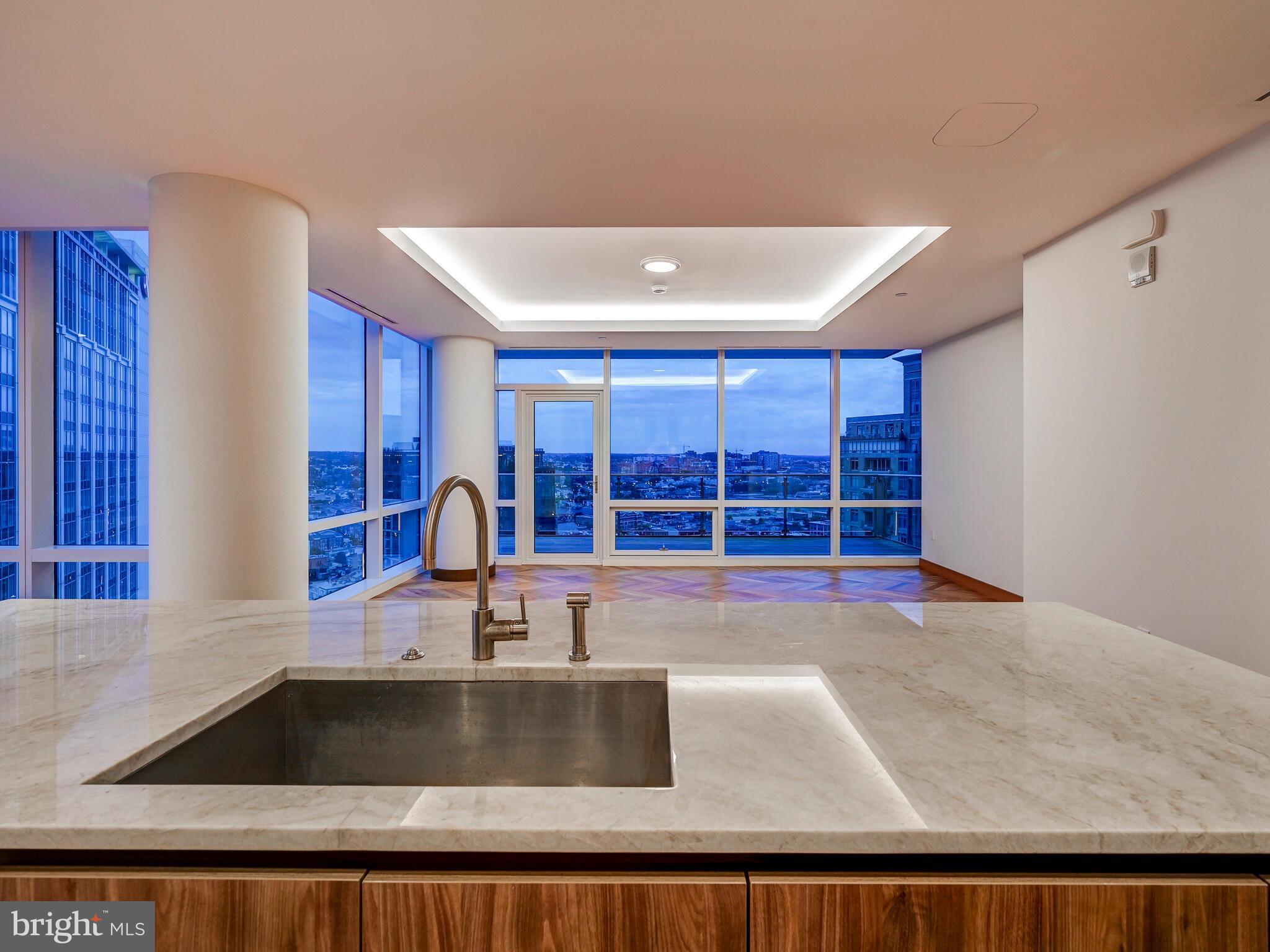 FOUR SEASONS PRIVATE RESIDENCES - Residential