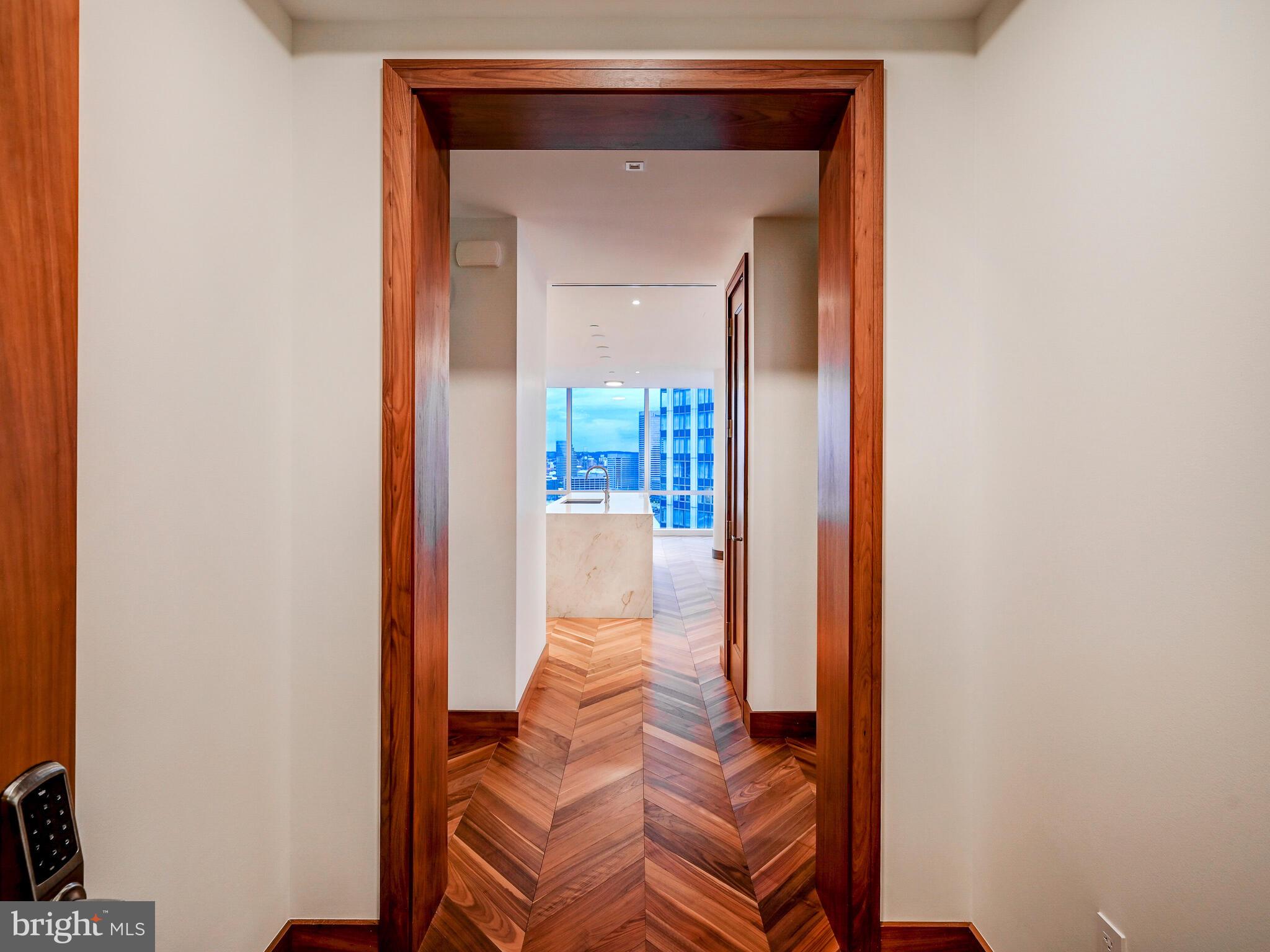 FOUR SEASONS PRIVATE RESIDENCES - Residential