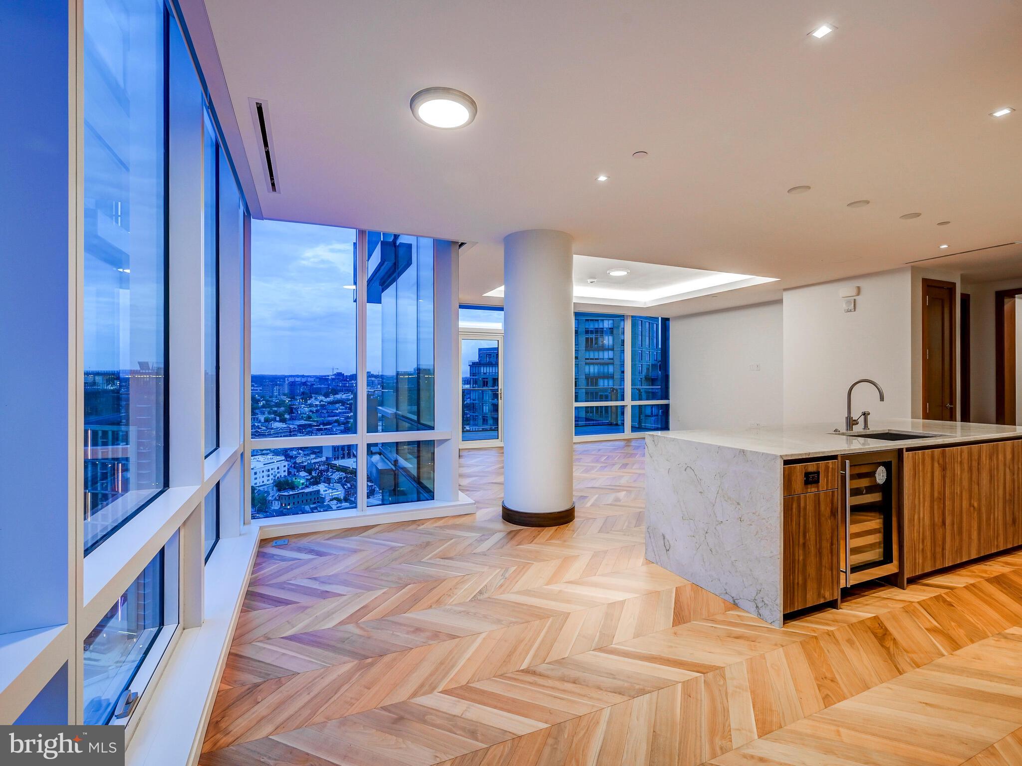 FOUR SEASONS PRIVATE RESIDENCES - Residential