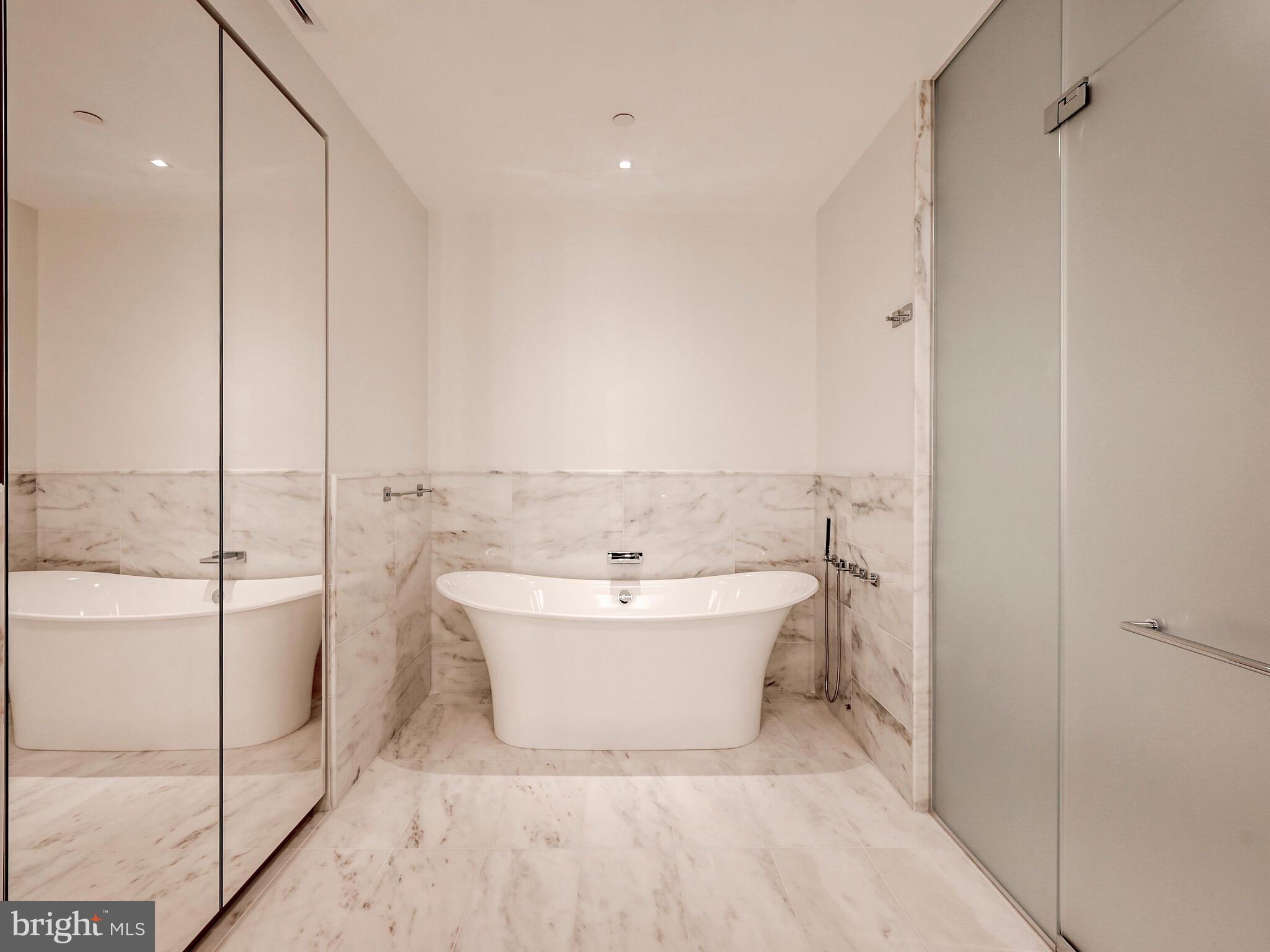 FOUR SEASONS PRIVATE RESIDENCES - Residential