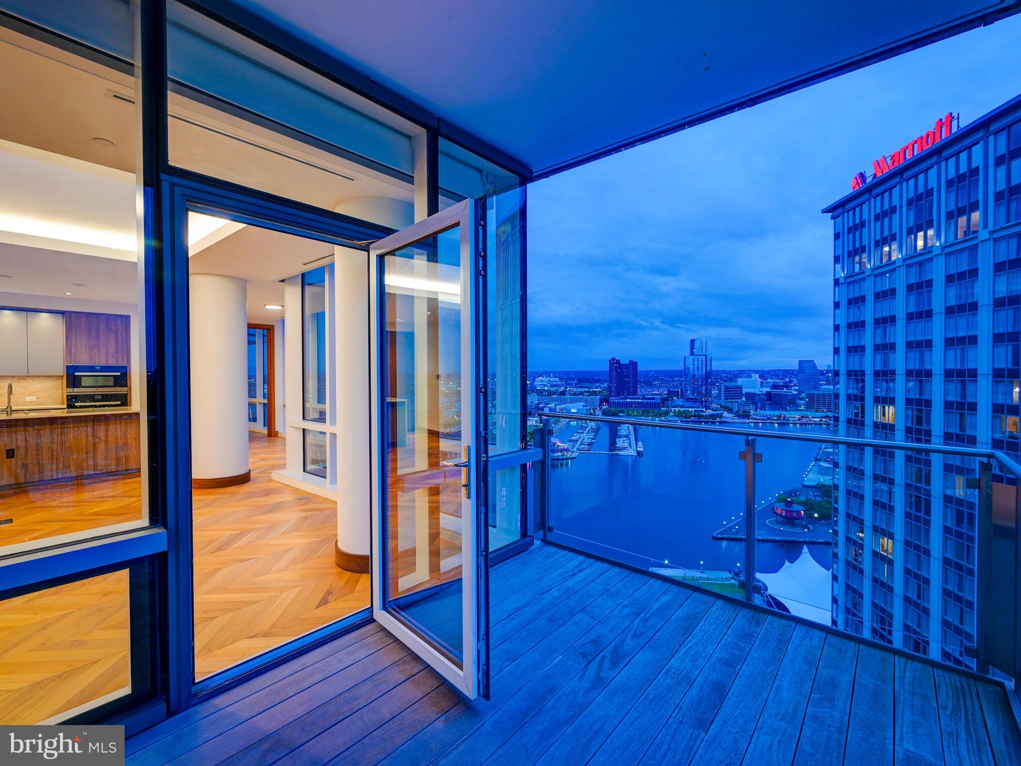 FOUR SEASONS PRIVATE RESIDENCES - Residential