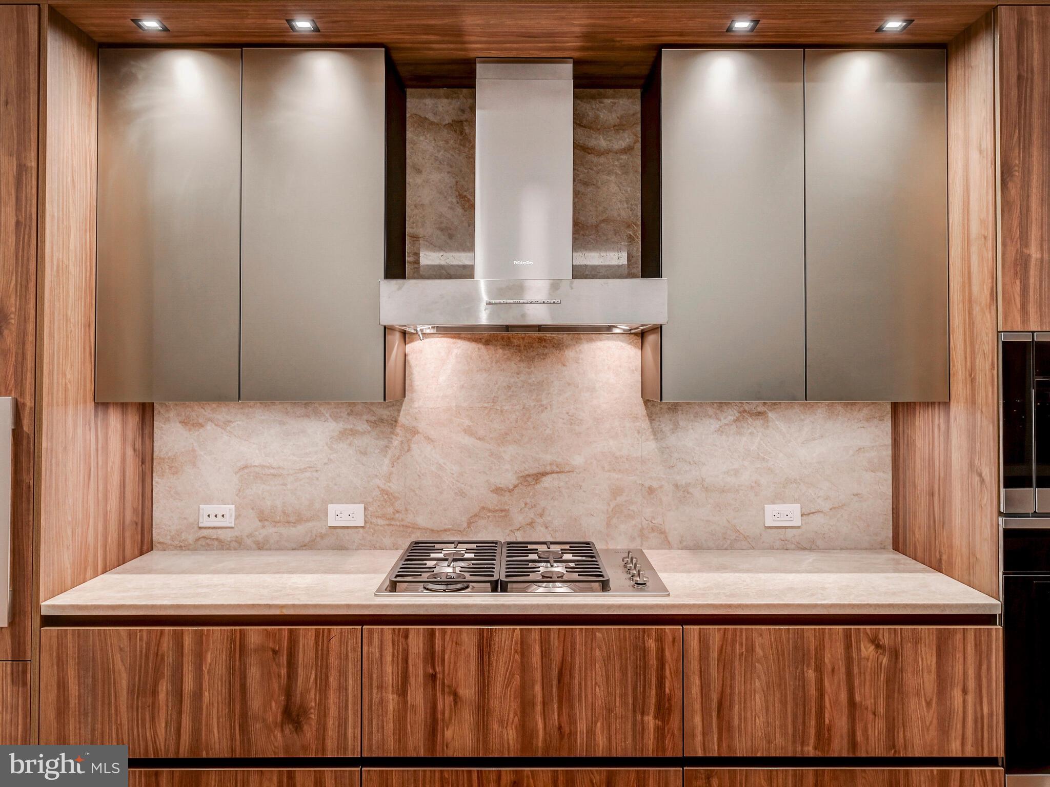 FOUR SEASONS PRIVATE RESIDENCES - Residential