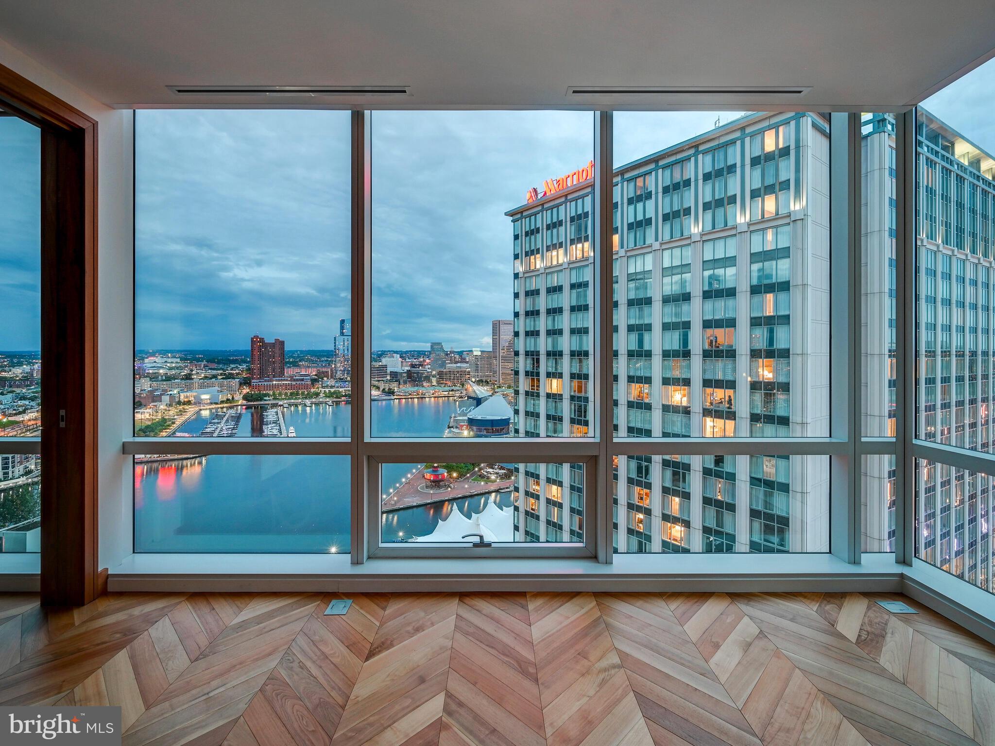 FOUR SEASONS PRIVATE RESIDENCES - Residential