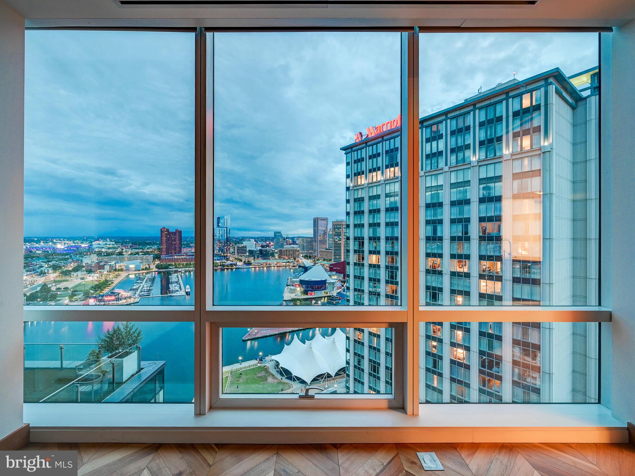 FOUR SEASONS PRIVATE RESIDENCES - Residential