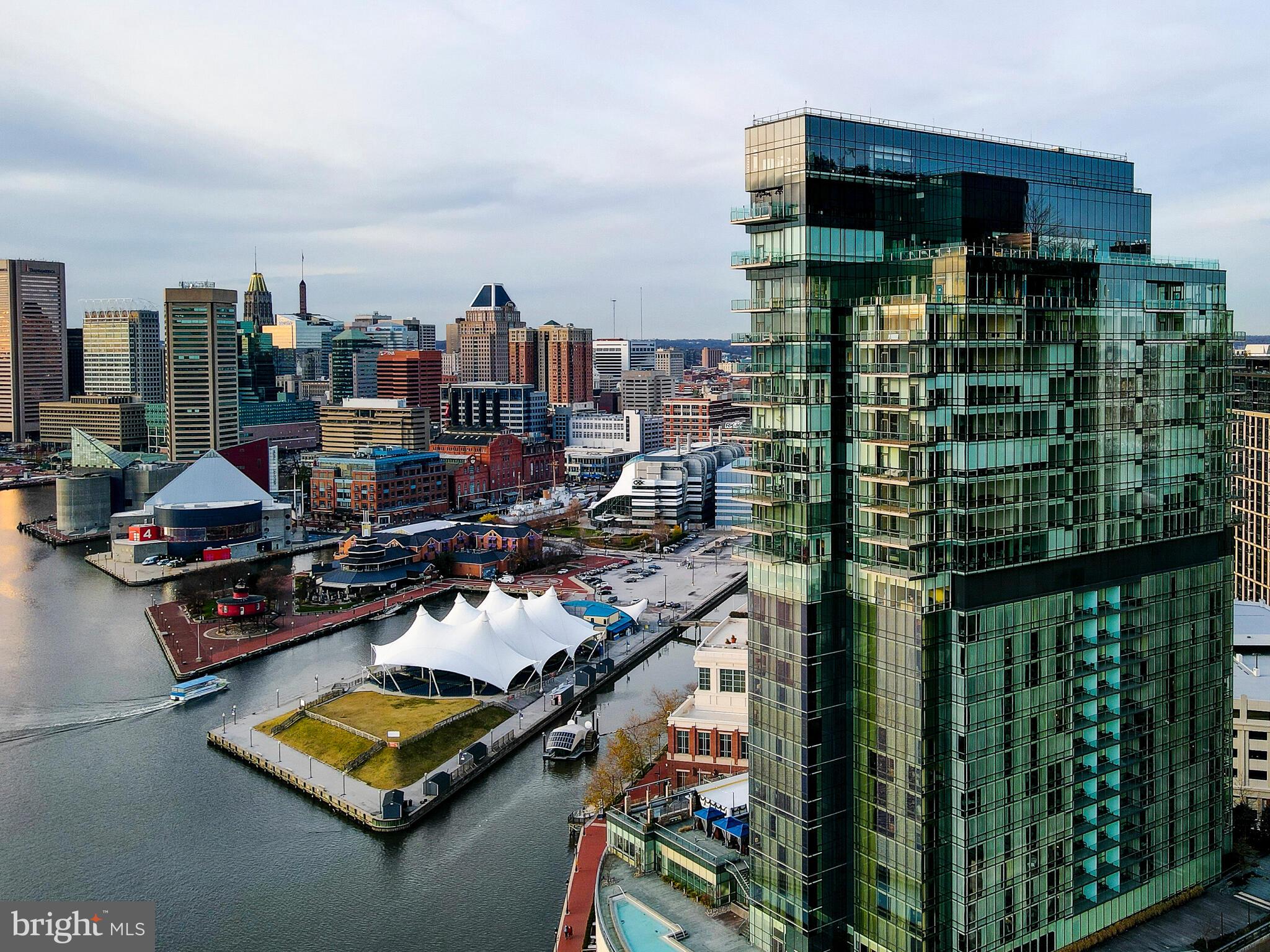 FOUR SEASONS PRIVATE RESIDENCES - Residential