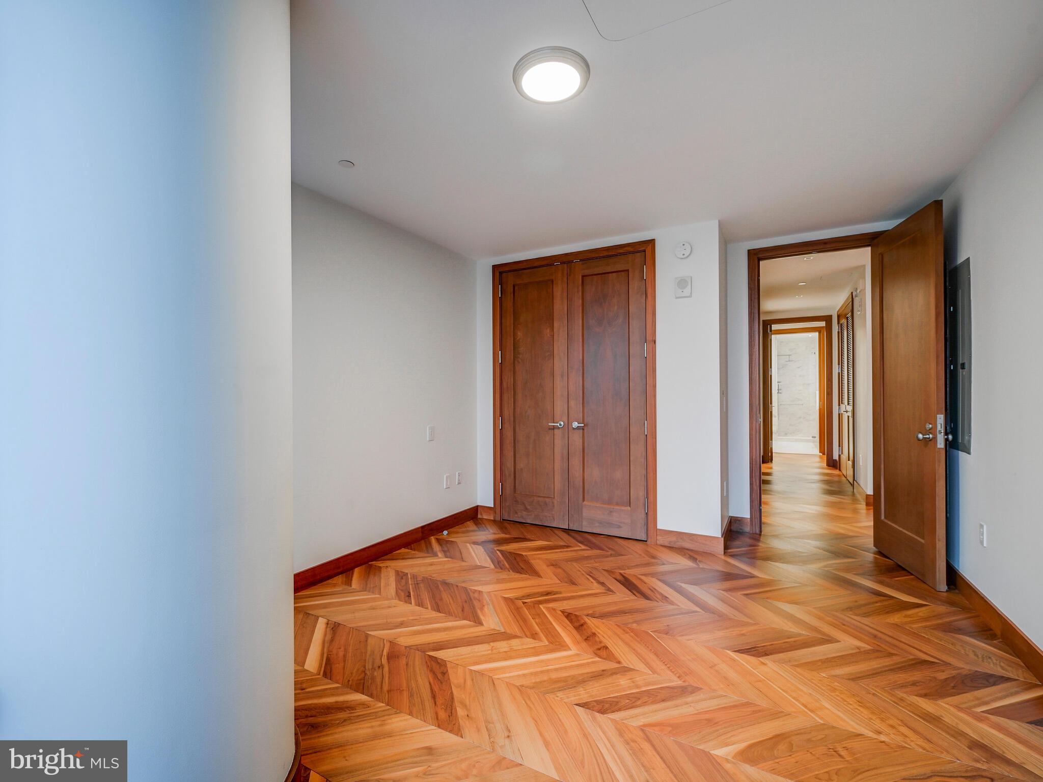 FOUR SEASONS PRIVATE RESIDENCES - Residential